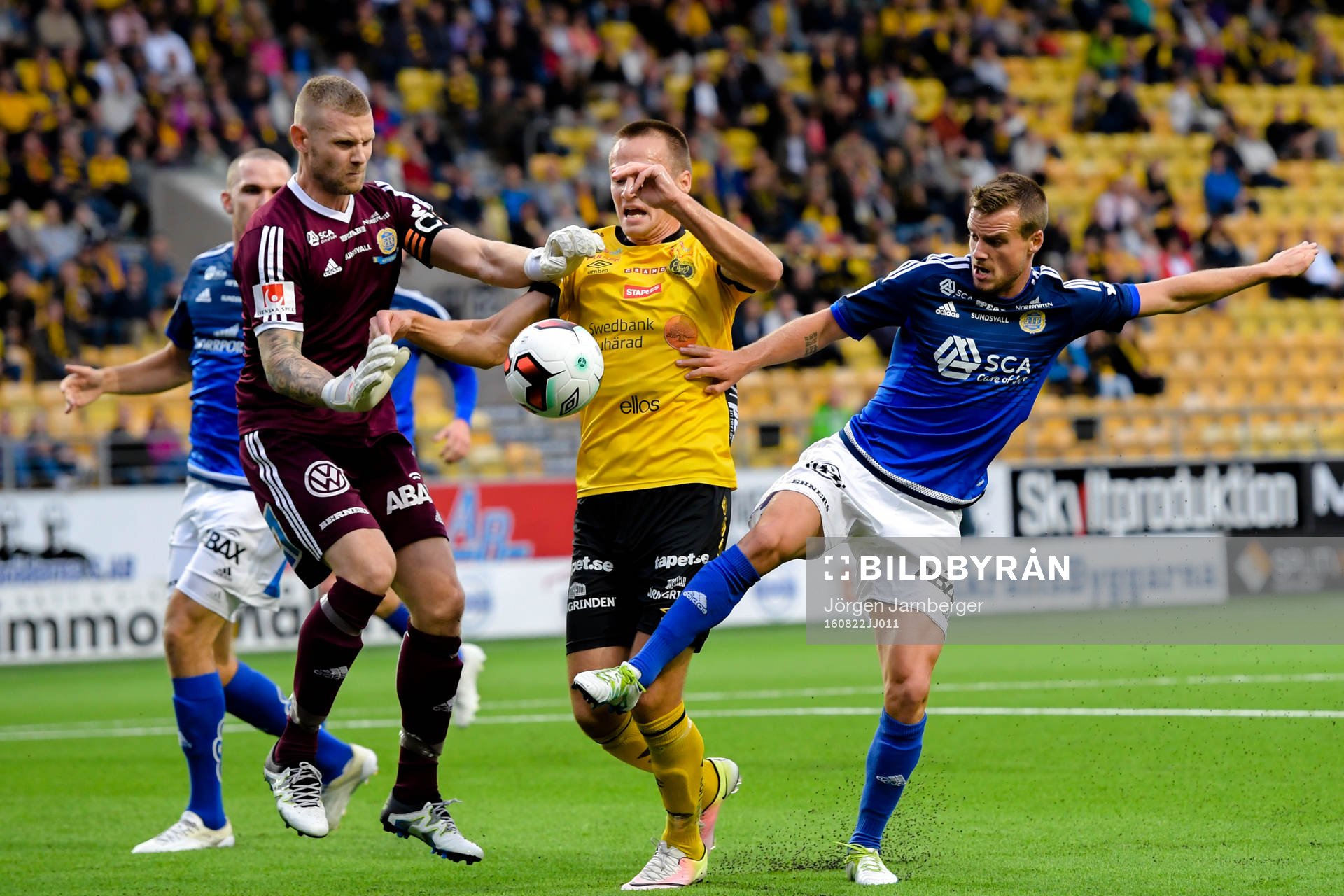 Elfsborgs Viktor Prodell i kamp mot Sundsvalls målvakt