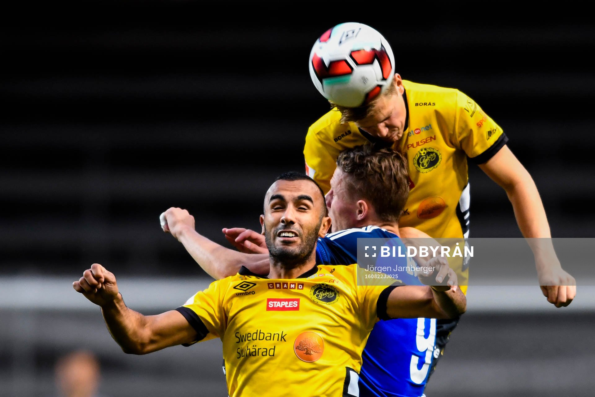 Elfsborgs Issam Jebali  och Joakim Nilsson i en luftduell