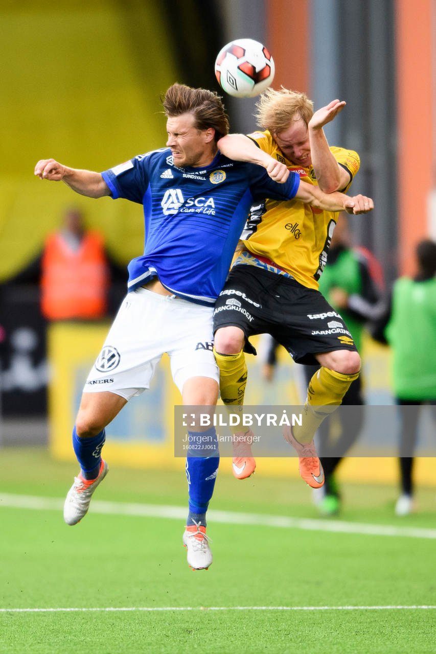 Sundsvalls Sebastian Rajalakso och Elfsborgs Simon Lundevall under fotbollsmatchen i Allsvenskan mellan Elfsborg och GIF Sundsvall den 22 augusti 2016 i BORÅS.