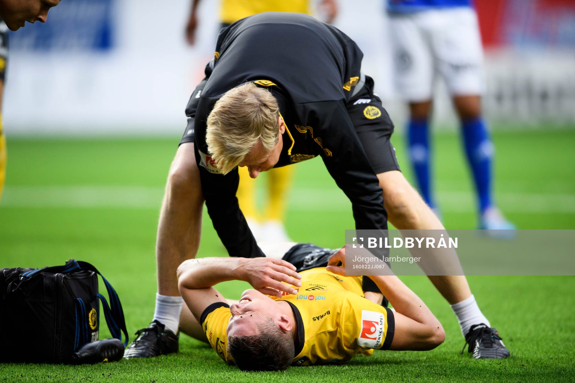 Elfsborgs Jon Jönsson för hjälp av fysioterapeut Lars Göthfelt under fotbollsmatchen i Allsvenskan mellan Elfsborg och GIF Sundsvall den 22 augusti 2016 i BORÅS.