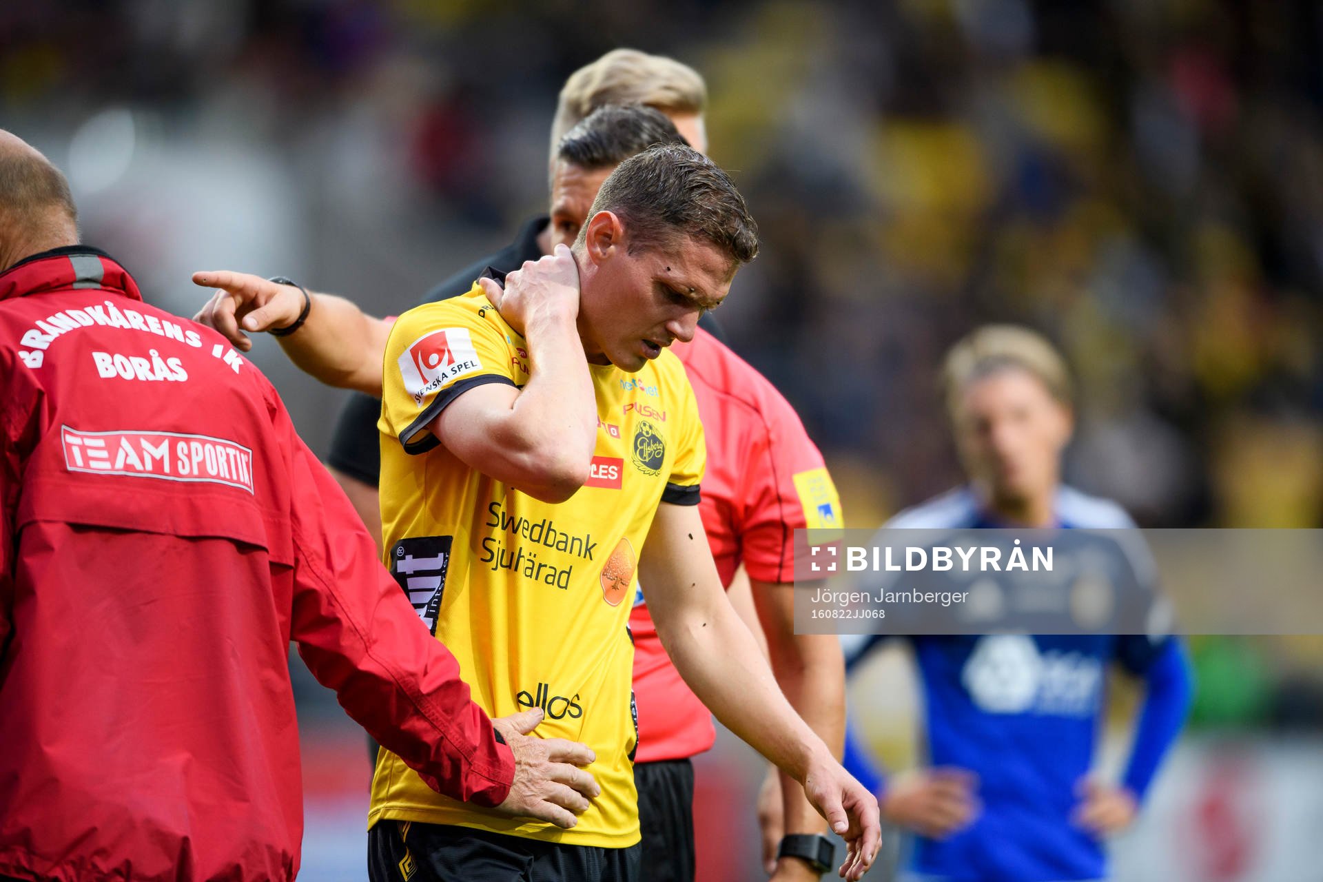 Elfsborgs Jon Jönsson lämnar planen skadad
