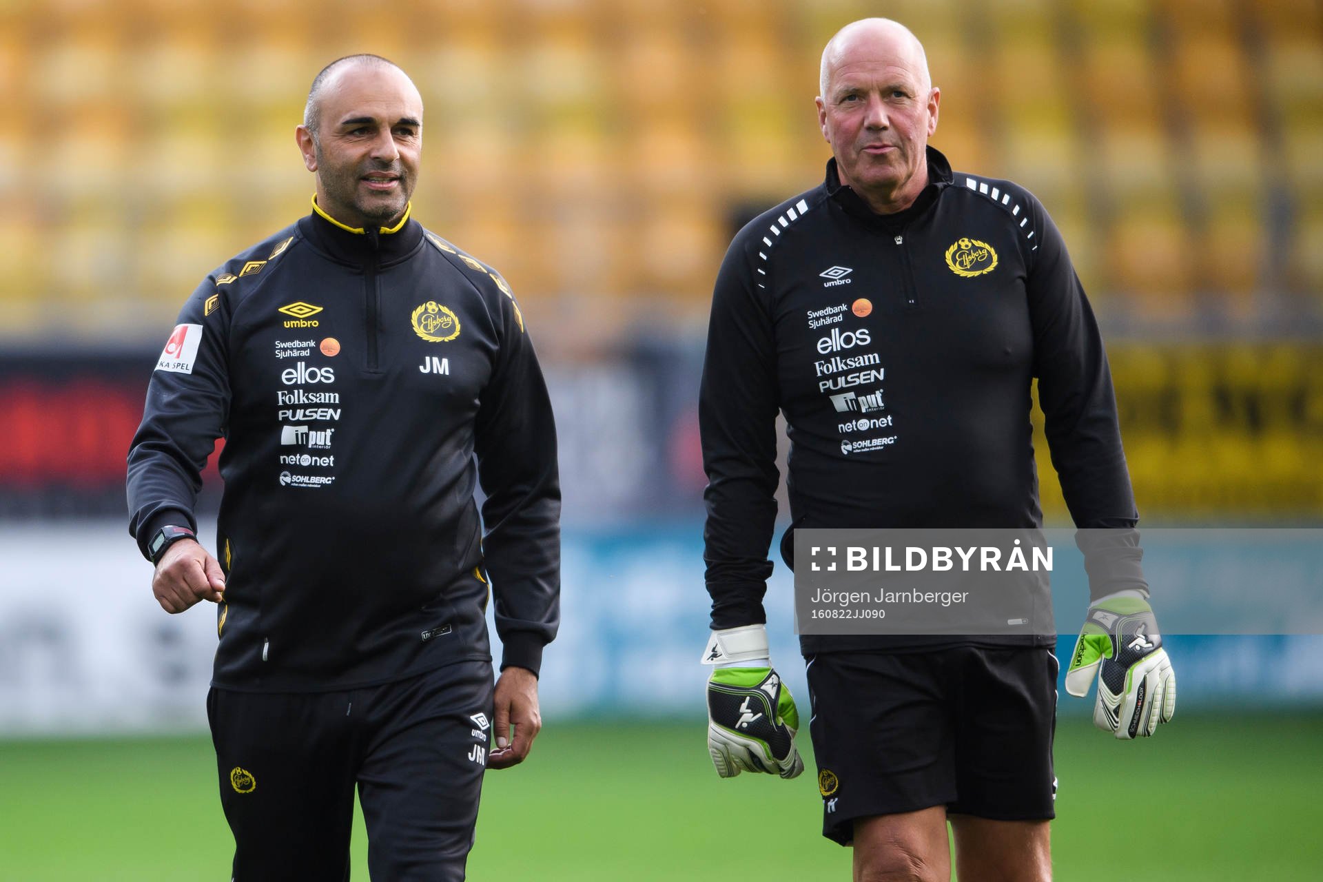 Elfsborgs tränare Jan Mian och målvaktstränare Gert Hansen under fotbollsmatchen i Allsvenskan mellan Elfsborg och GIF Sundsvall den 22 augusti 2016 i BORÅS.