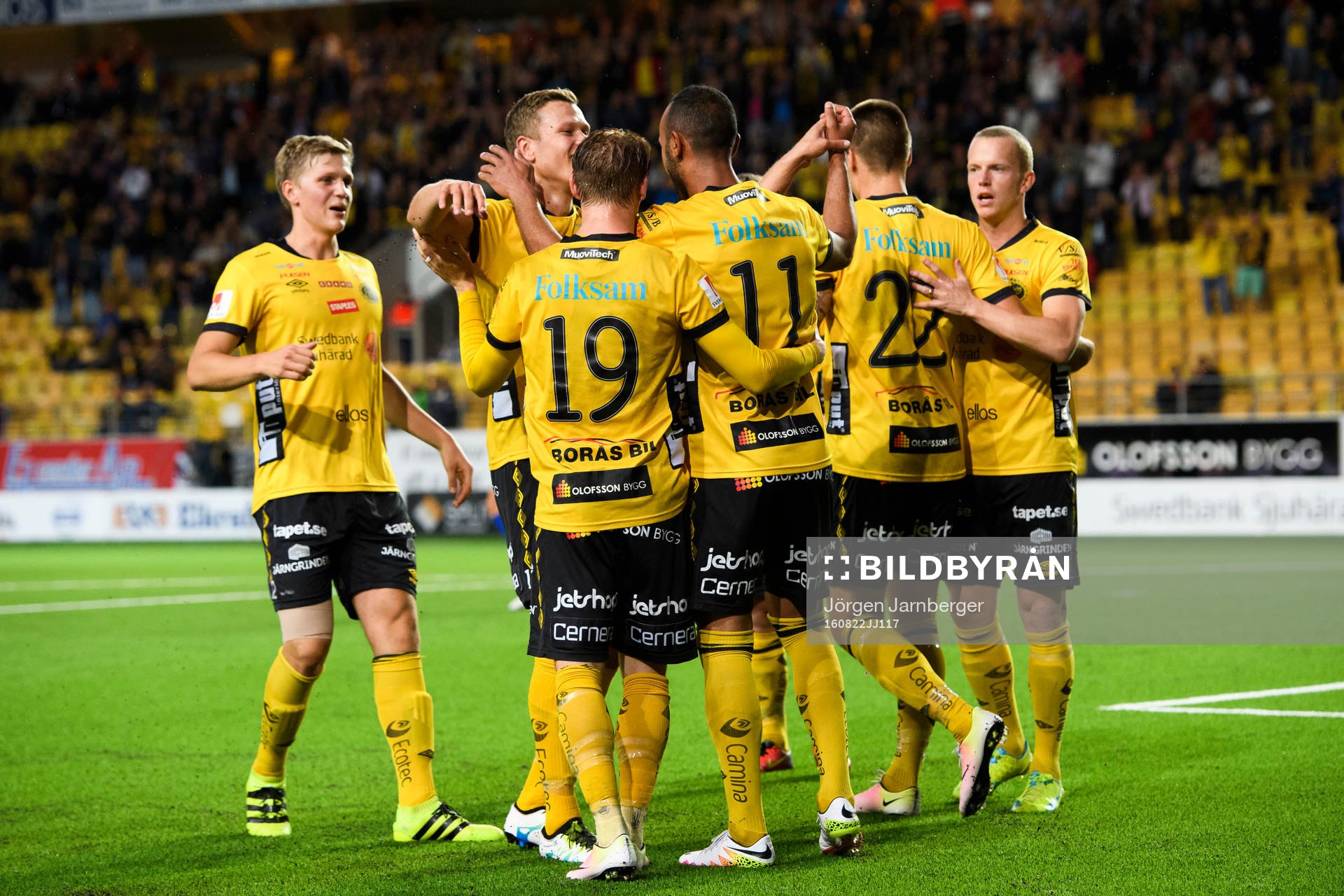 Elfsborgs spelare jublarefter att Issam Jebali (rygg mot