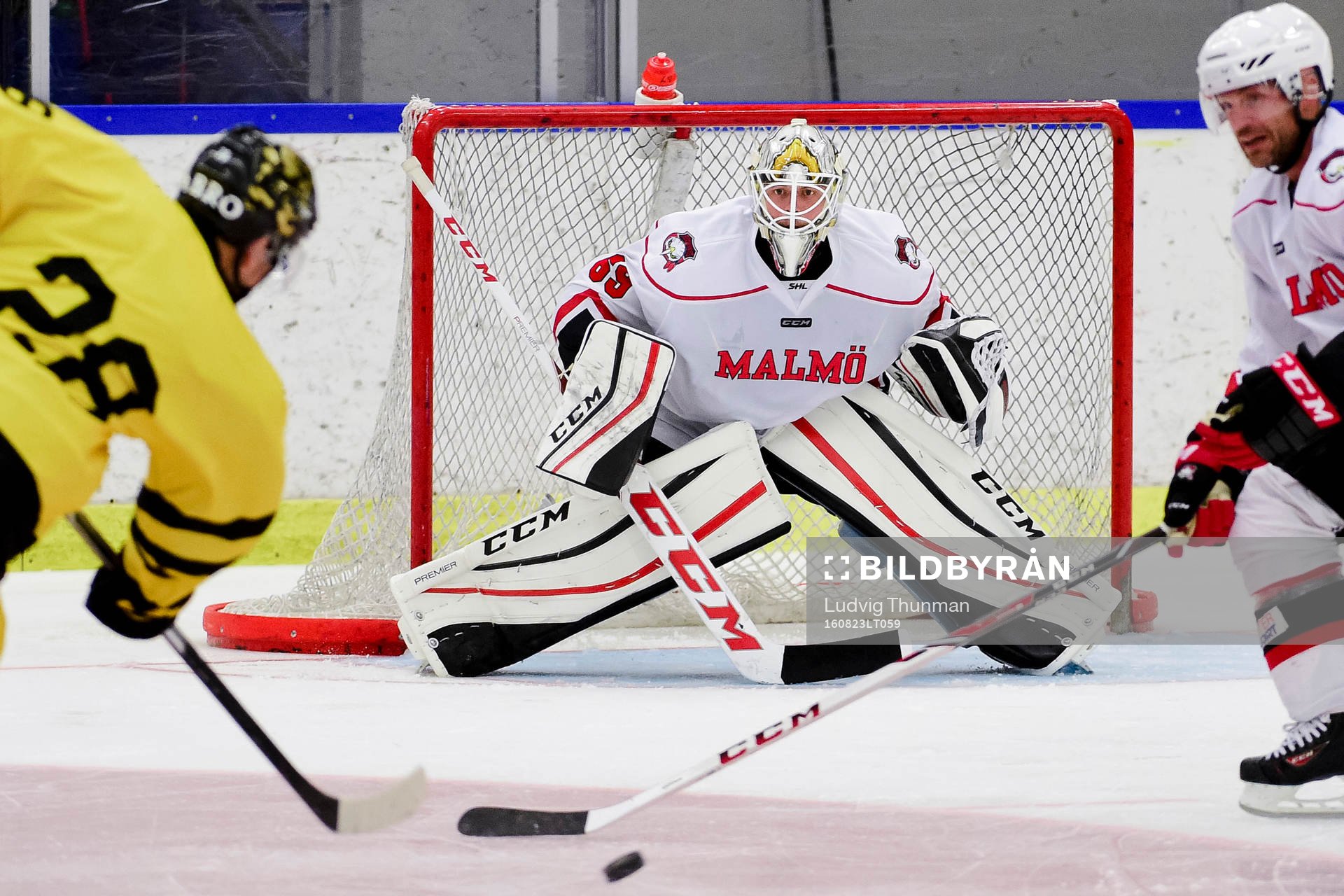 s Jesper Frödén provar skott mot Malmö Redhawks målvakt