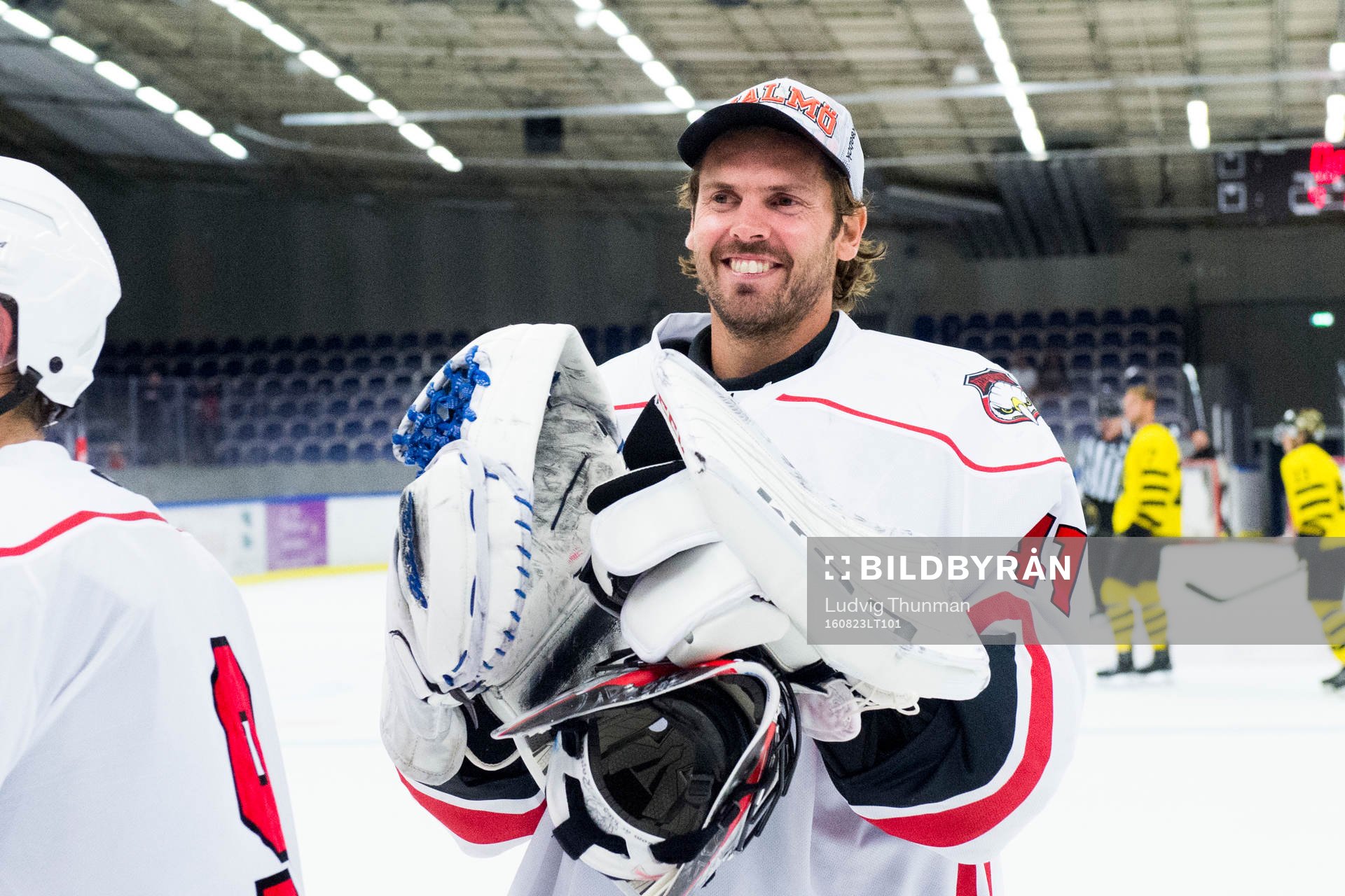 Malmö Redhawks målvakt Cristopher Nihlstorp tackar