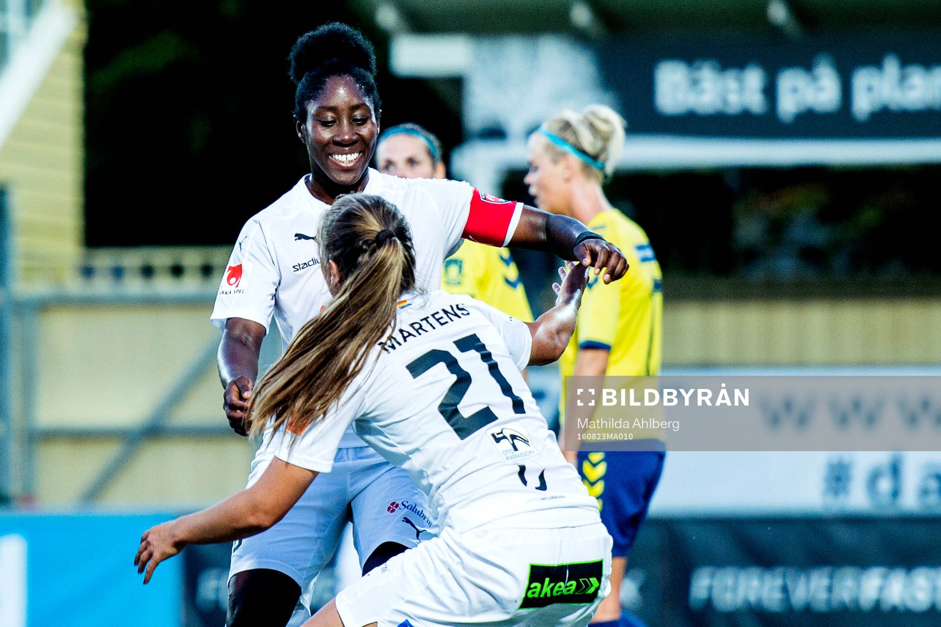 Rosengårds Anita Asante och Lieke Martens (ryggen åt kameran) jublar efter Martens 1-0 mål under träningsmatchen i fotboll mellan FC Rosengård och Bröndby den 23 augusti 2016 i Malmö.