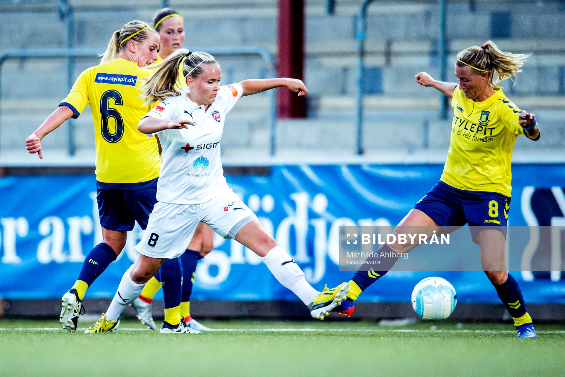 Rosengårds Iina Salmi och Bröndbys Theresa Nielsen i