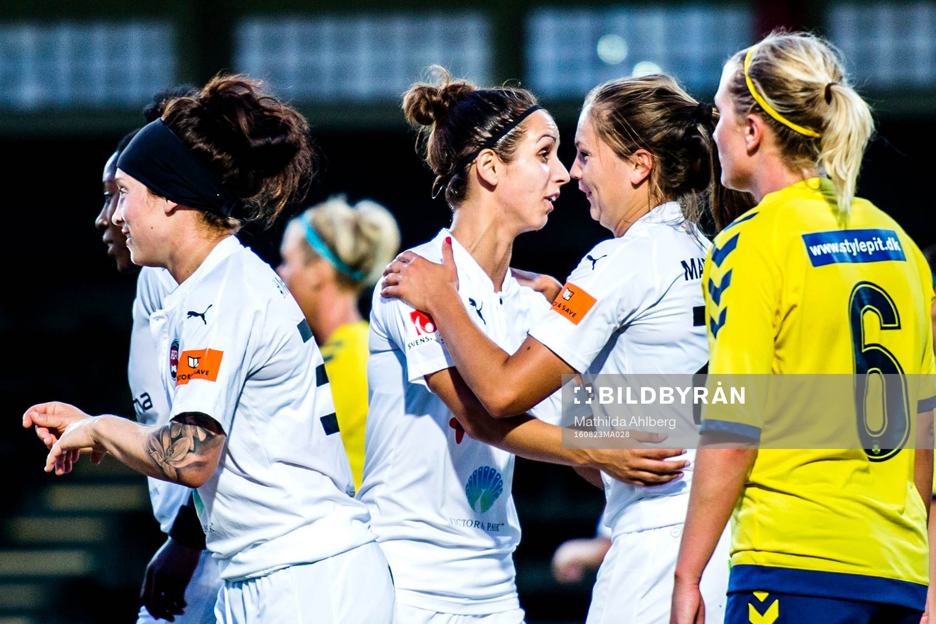 Rosengårds Natasa Andonova och Lieke Martens jublar