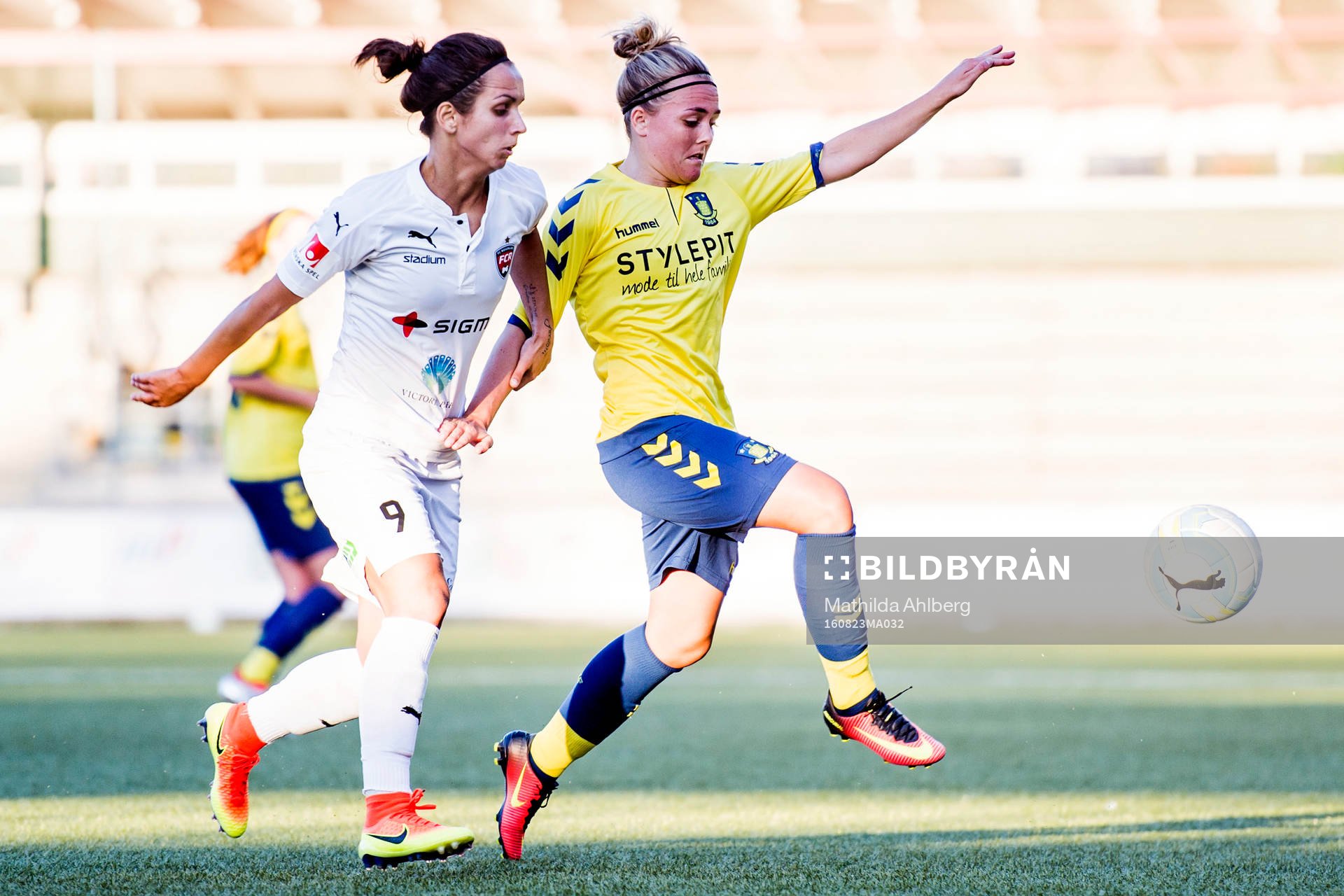 Rosengårds Natasa Andonova och Bröndbys Theresa Nielsen