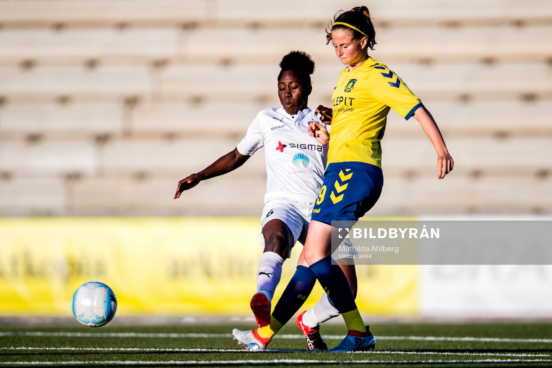 Rosengårds Anita Asante och Bröndbys Nanna Christiansen i