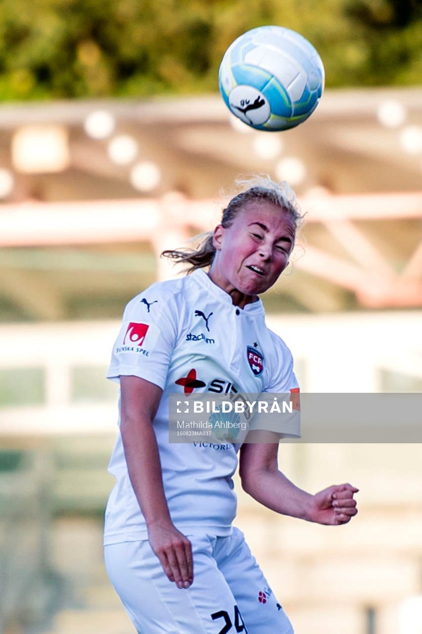Rosengårds Ebba Wieder nickar