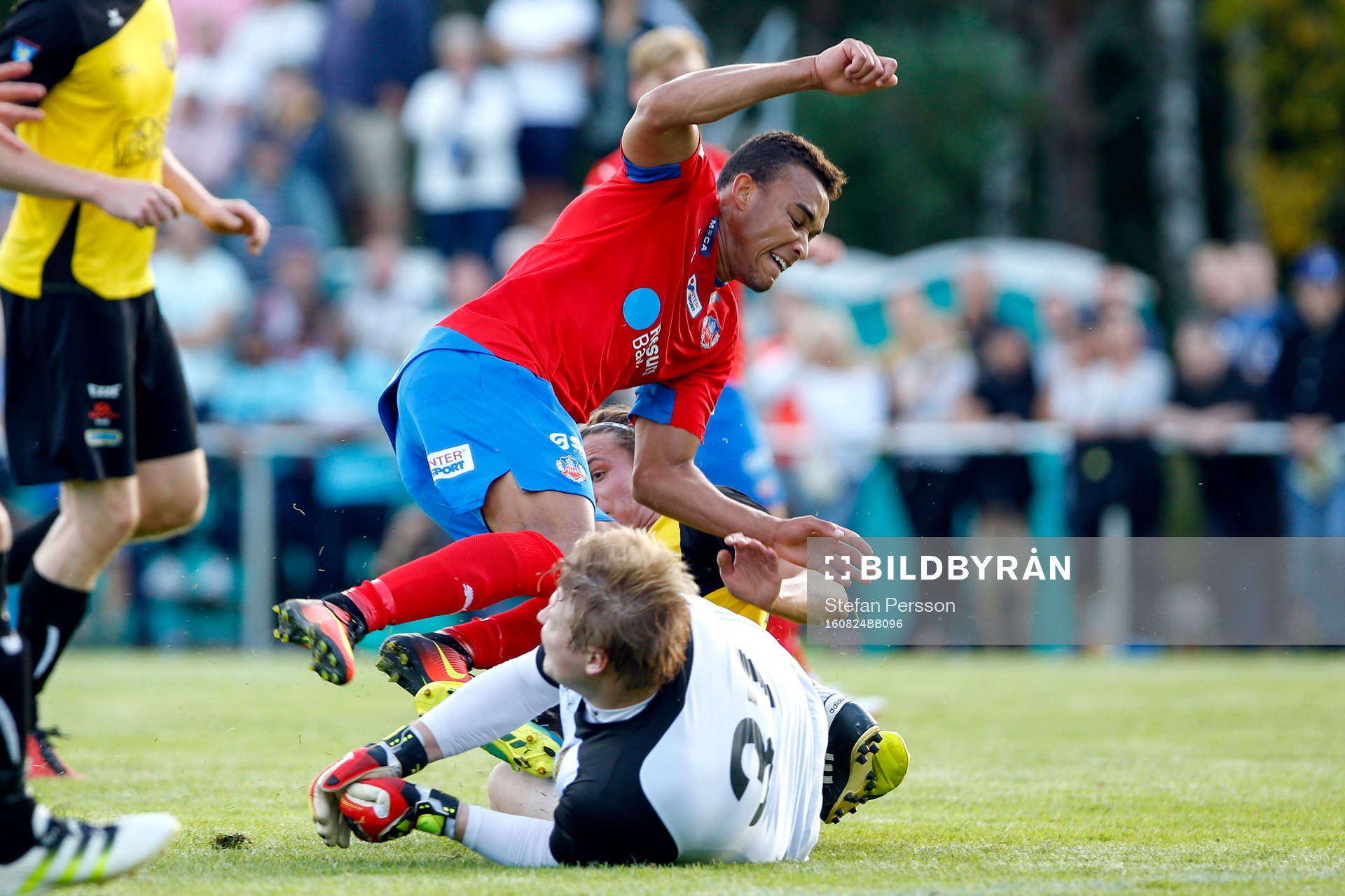 Helsingborgs Tyrell Rusike och Gnosjös målvakt Victor Lid