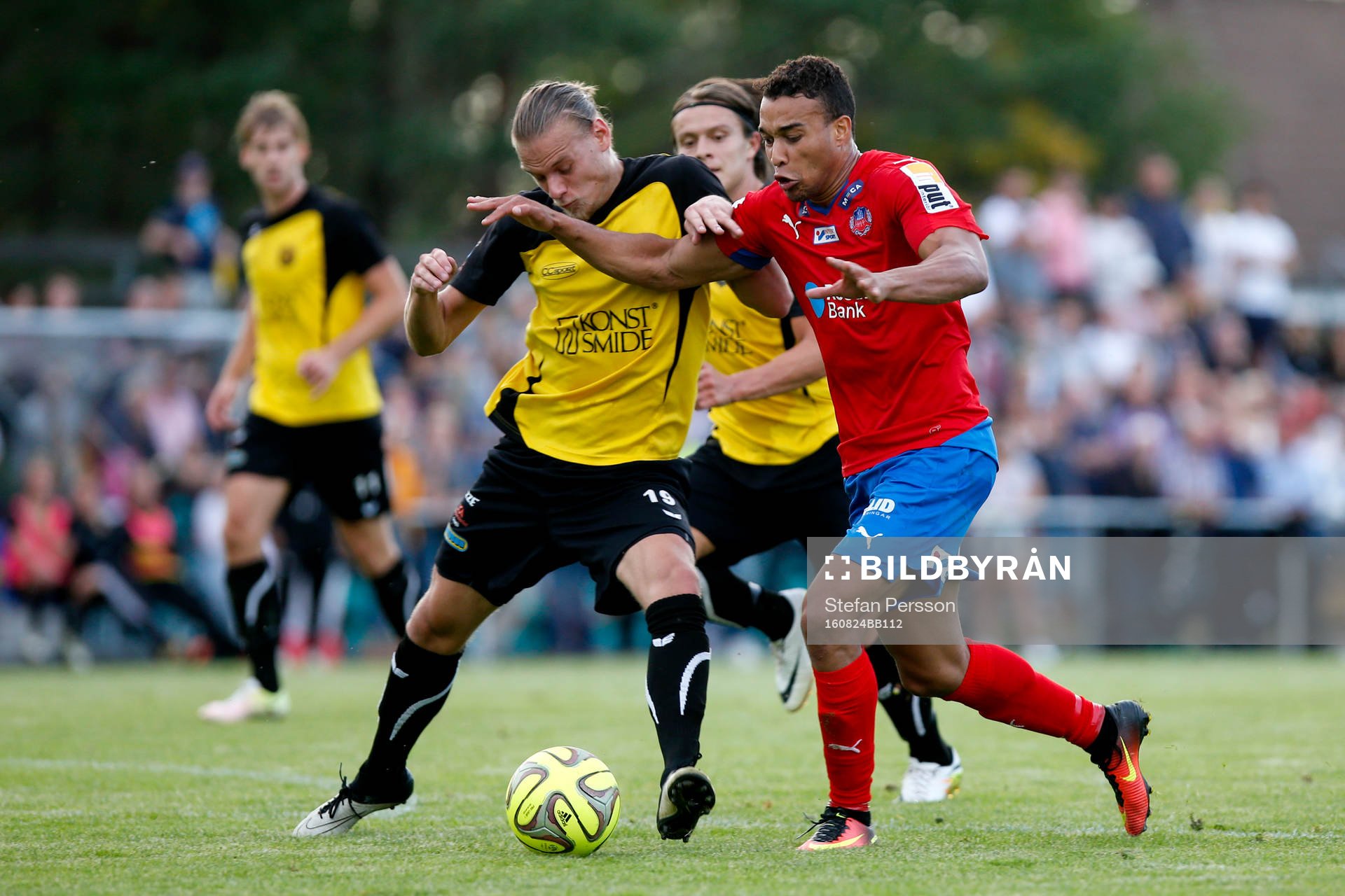 Helsingborgs Tyrell Rusike går omkull i en duell med