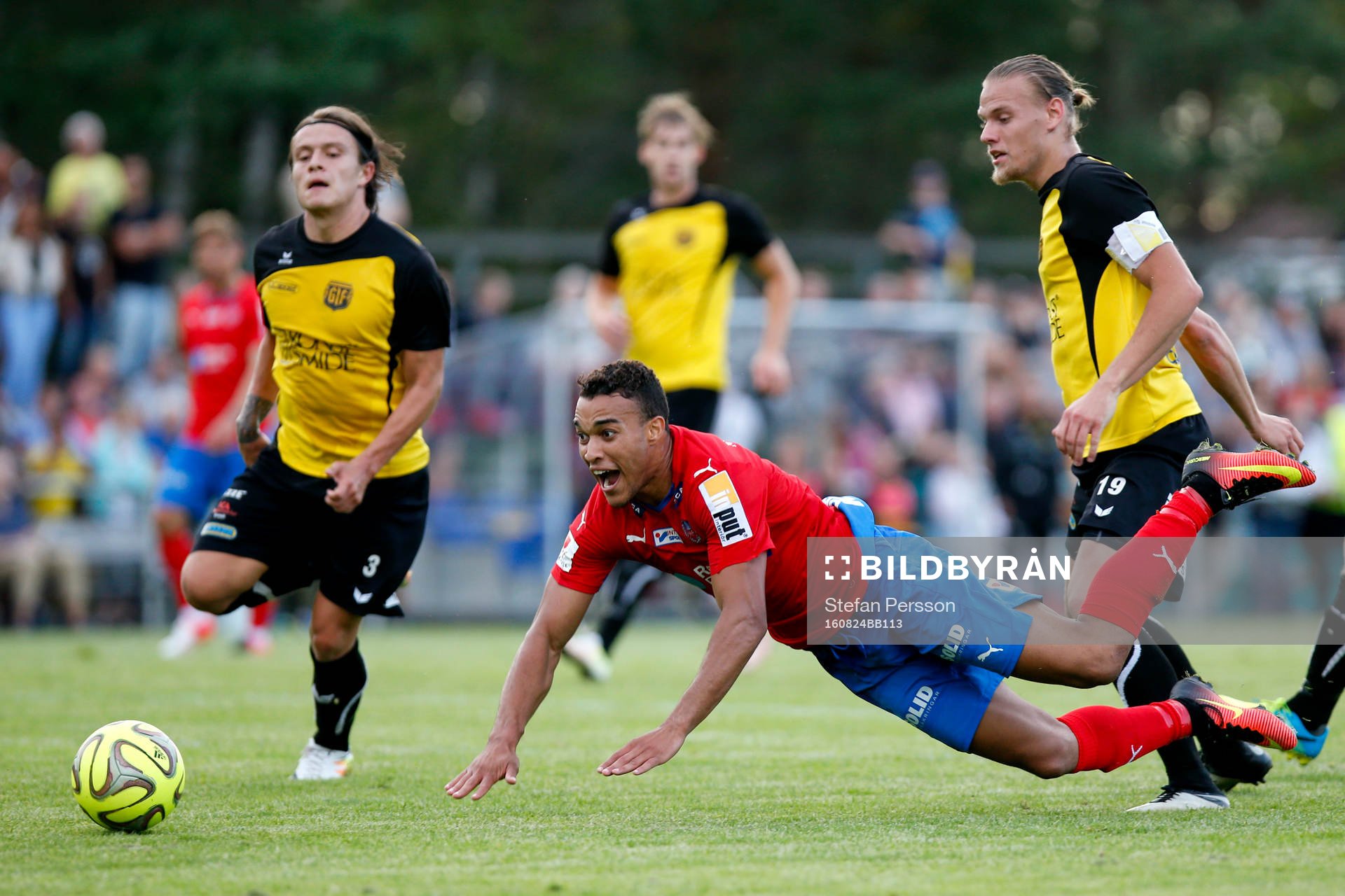 Helsingborgs Tyrell Rusike går omkull i en duell med