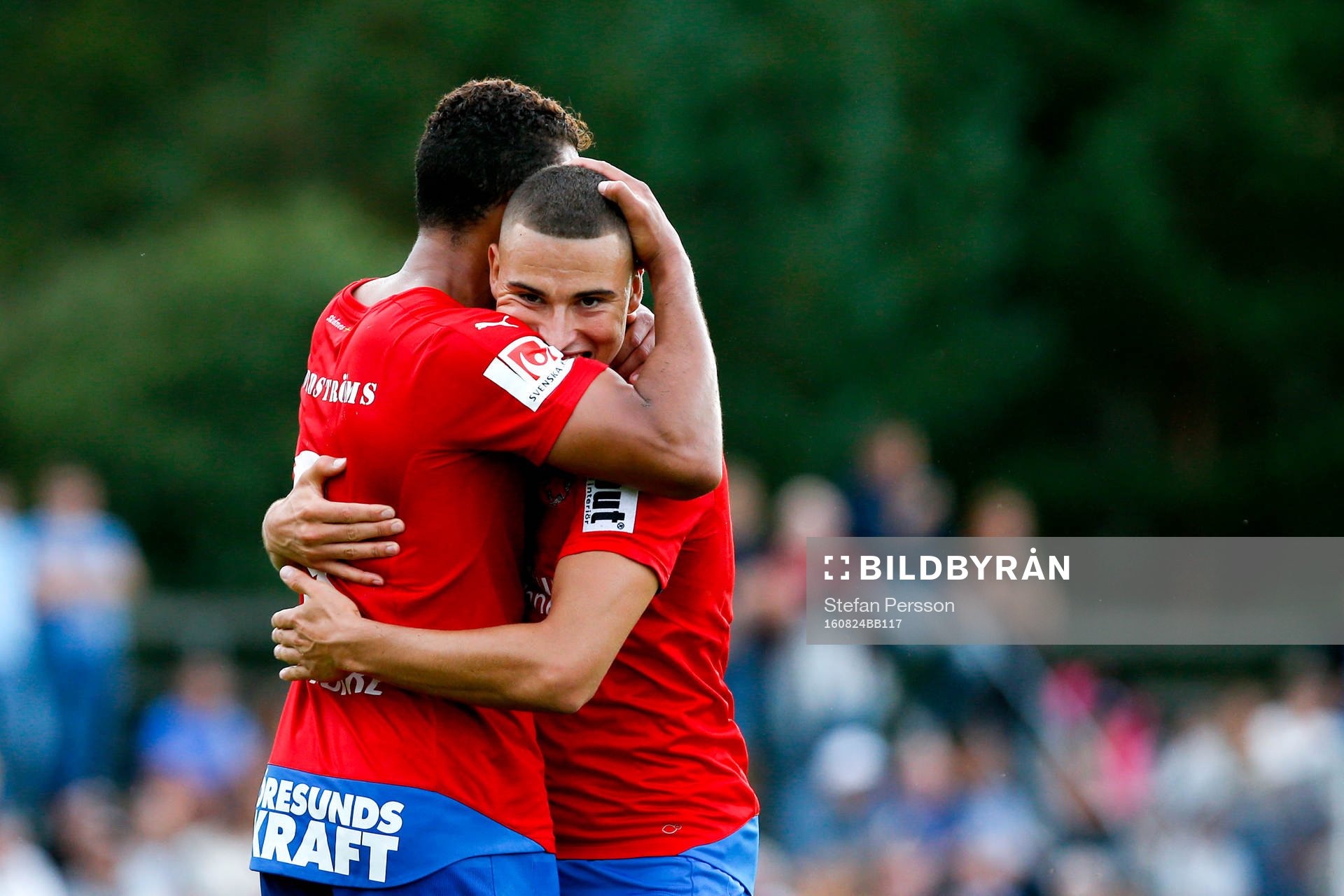 Helsingborgs Jordan Larsson och Tyrell Rusike jublar