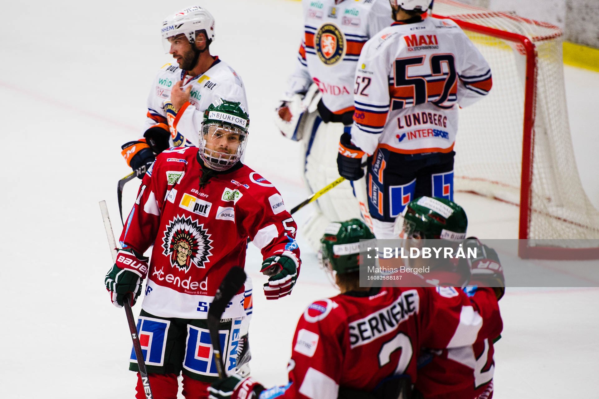 Frölundas Mats Rosseli Olsen jublar med målskytten till
