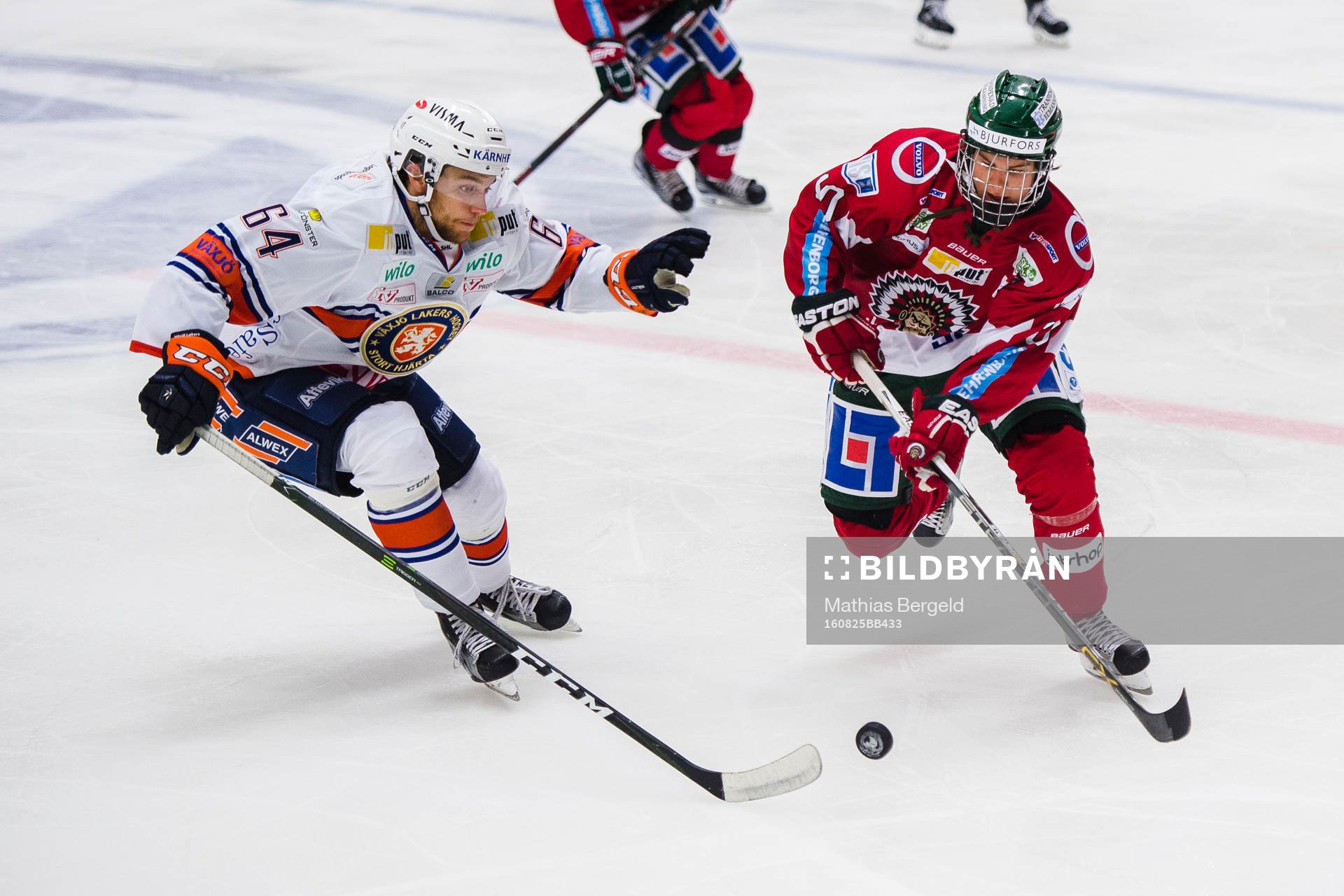 Växjös Eric Martinsson försvarar mot Frölundas Kalle