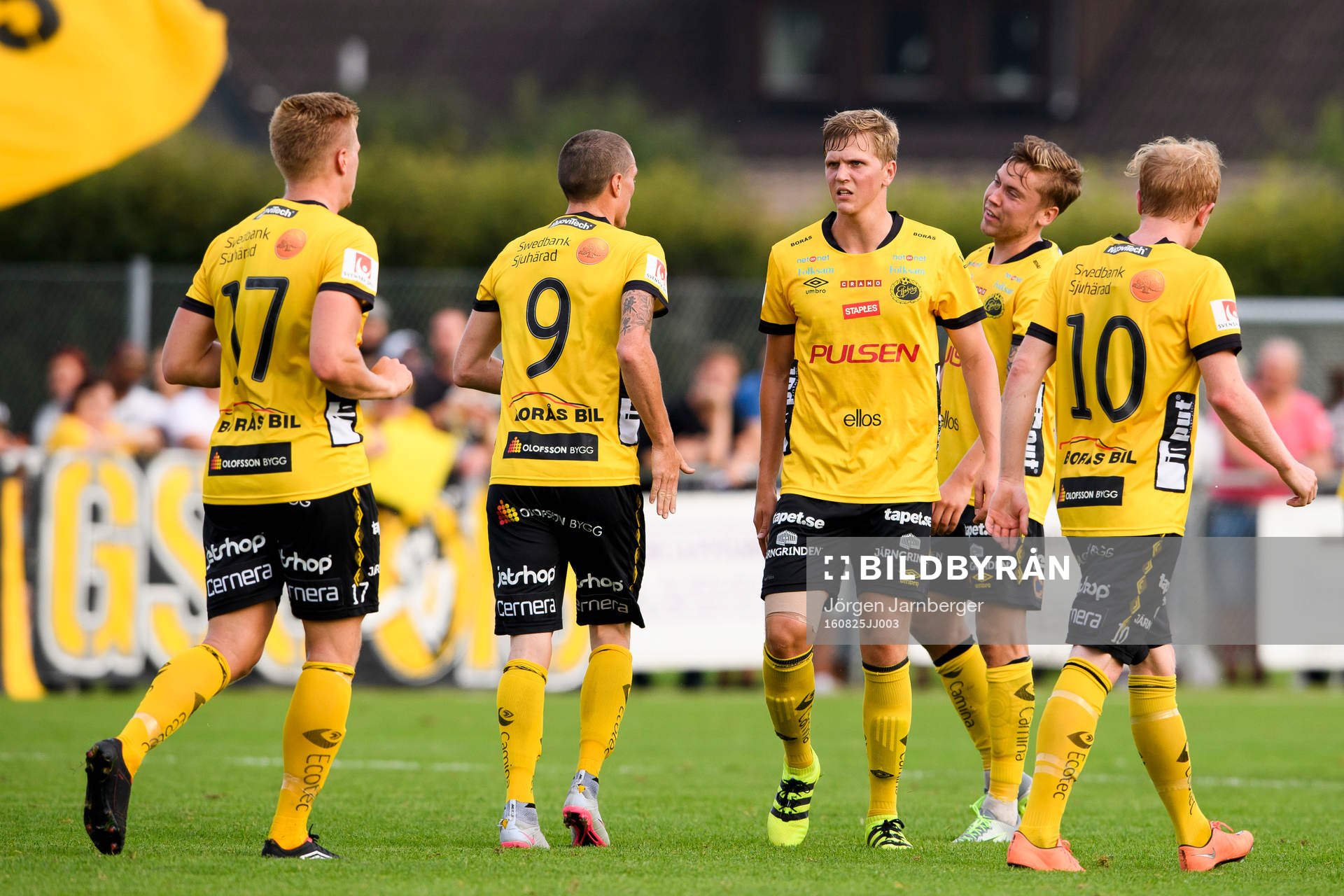 Elfsborgs spelare jublar efter att Lasse Nilsson gjort 1-0 under fotbollsmatchen i Svenska Cupen mellan Gauthiod och Elfsborg den 25 augusti 2016 i Grästorp.