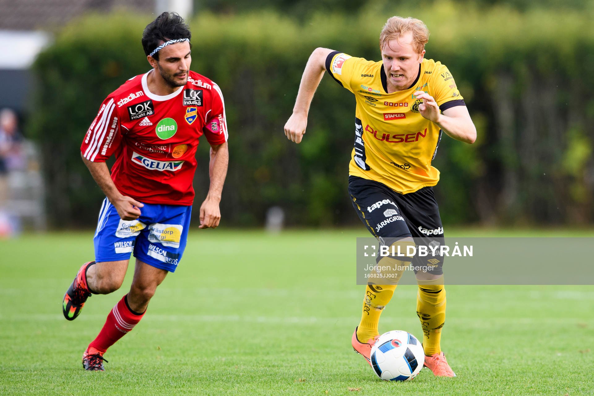 Elfsborgs Simon Lundevall och Gauthiods Emanuel Adebayo