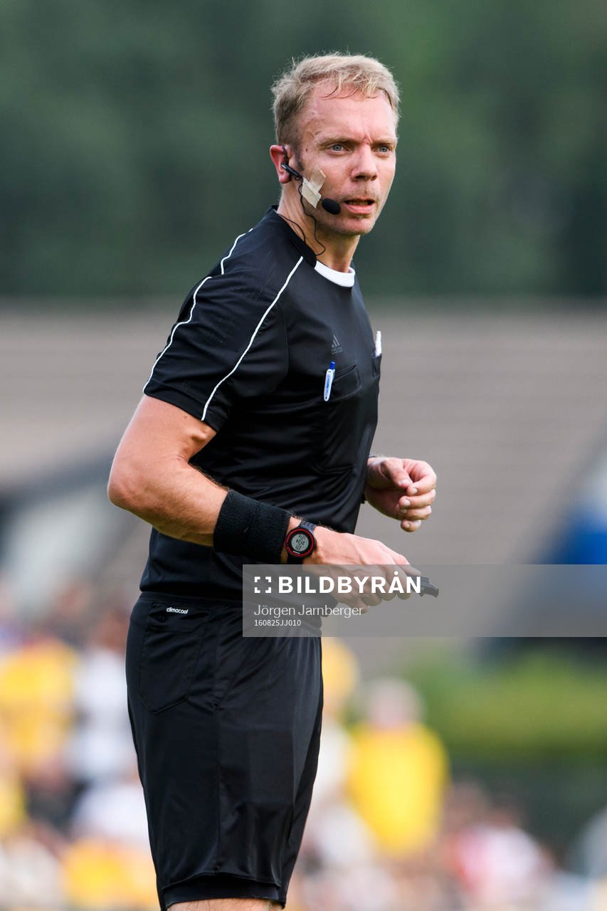 domare Andreas Ekholm under fotbollsmatchen i Svenska Cupen mellan Gauthiod och Elfsborg den 25 augusti 2016 i Grästorp.
