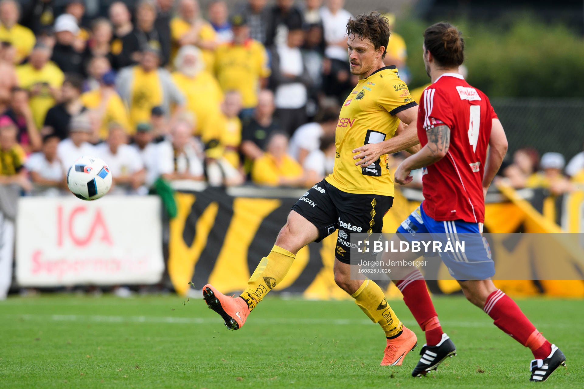 Elfsborgs Jörgen Horn och Gauthiods Heidar Geir Juliusson (rygg mot kameran) under fotbollsmatchen i Svenska Cupen mellan Gauthiod och Elfsborg den 25 augusti 2016 i Grästorp.