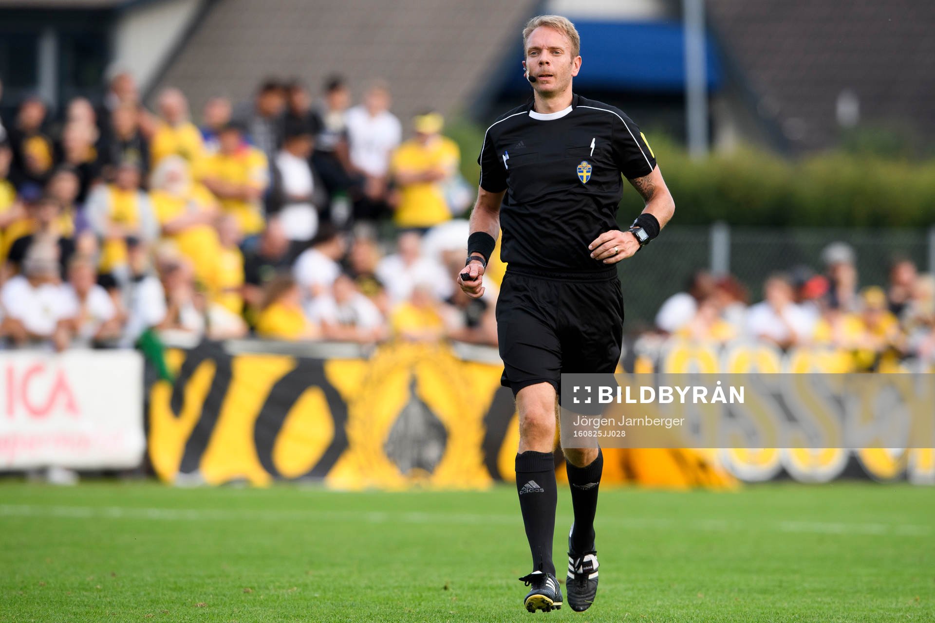 domare Andreas Ekholm under fotbollsmatchen i Svenska Cupen mellan Gauthiod och Elfsborg den 25 augusti 2016 i Grästorp.