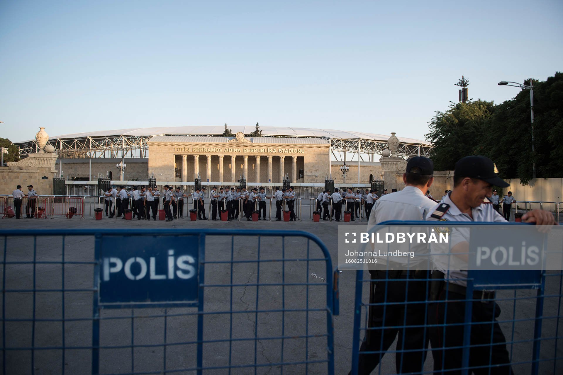 Poliser utanför Tofiq Bähramov-stadion