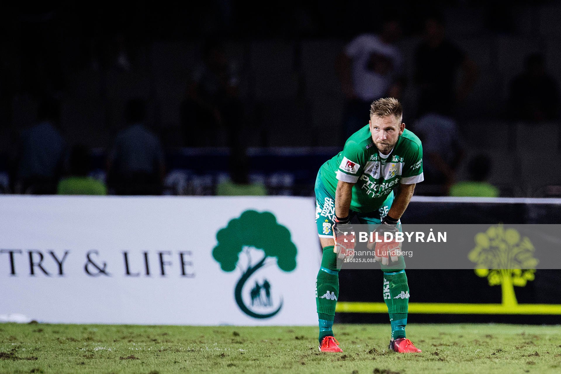 IFK Göteborgs målvakt John Alvbåge deppar