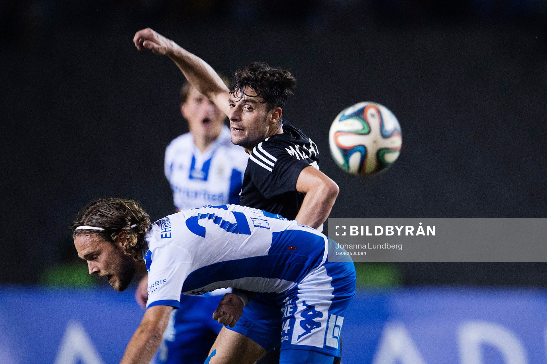 IFK Göteborgs Tom Pettersson faller i en duell med Karabachs Michel under fotbollsmatchen i kvalet till Europa League mellan Karabach och IFK Göteborg den 25 augusti 2016 i Baku.