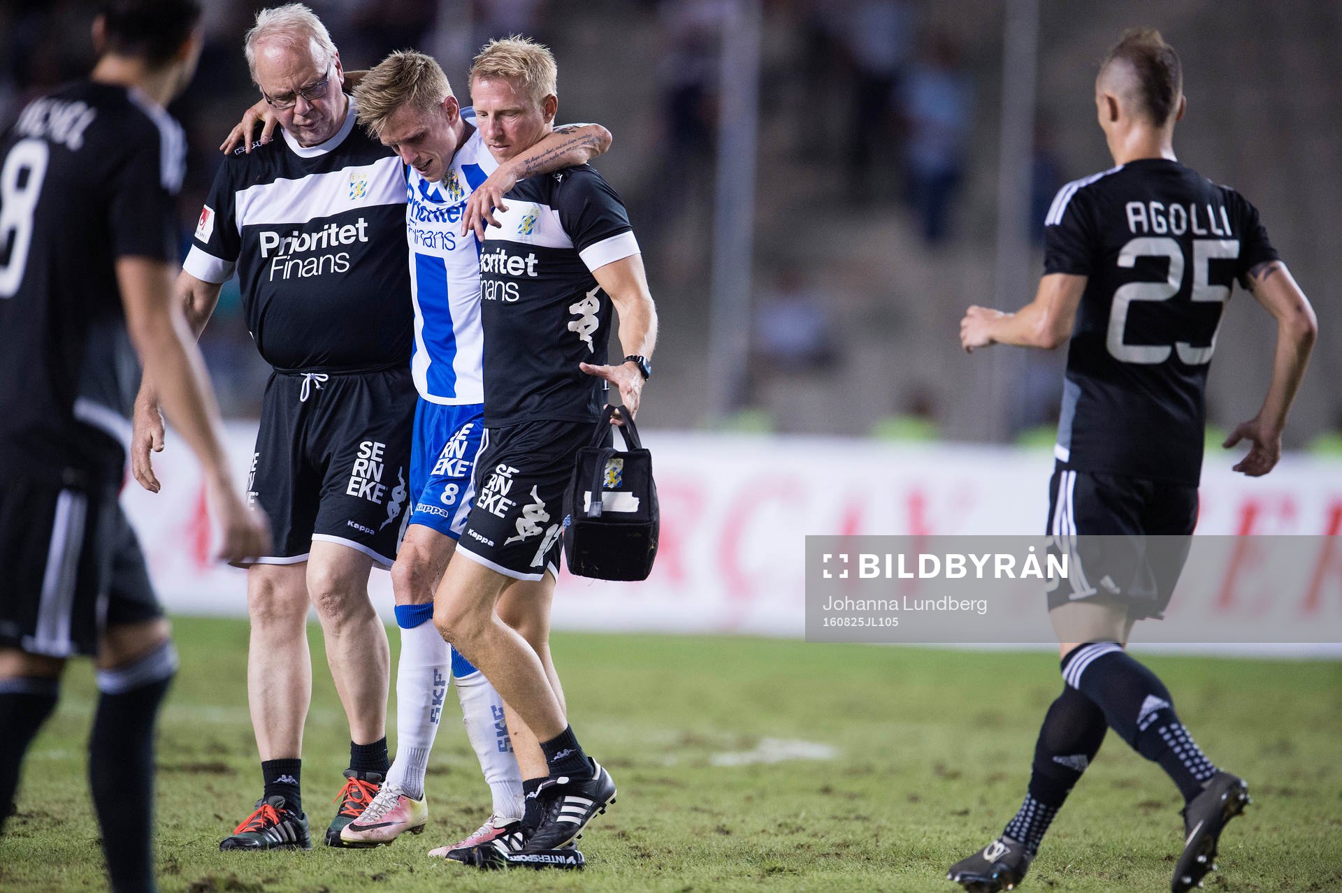 IFK Göteborgs Sören Rieks får hjälp av planen