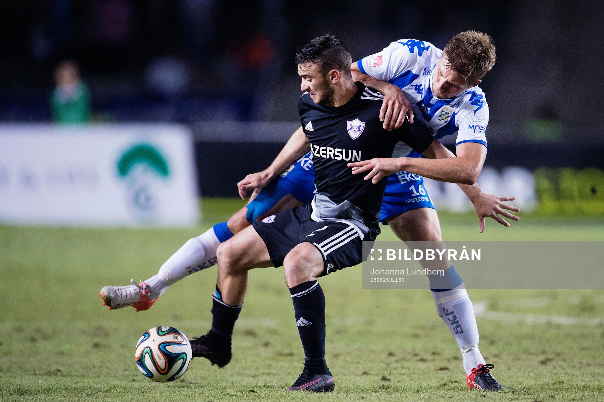 IFK Göteborgs Mikael Boman mot Karabachs Gara Garayev under fotbollsmatchen i kvalet till Europa League mellan Karabach och IFK Göteborg den 25 augusti 2016 i Baku.