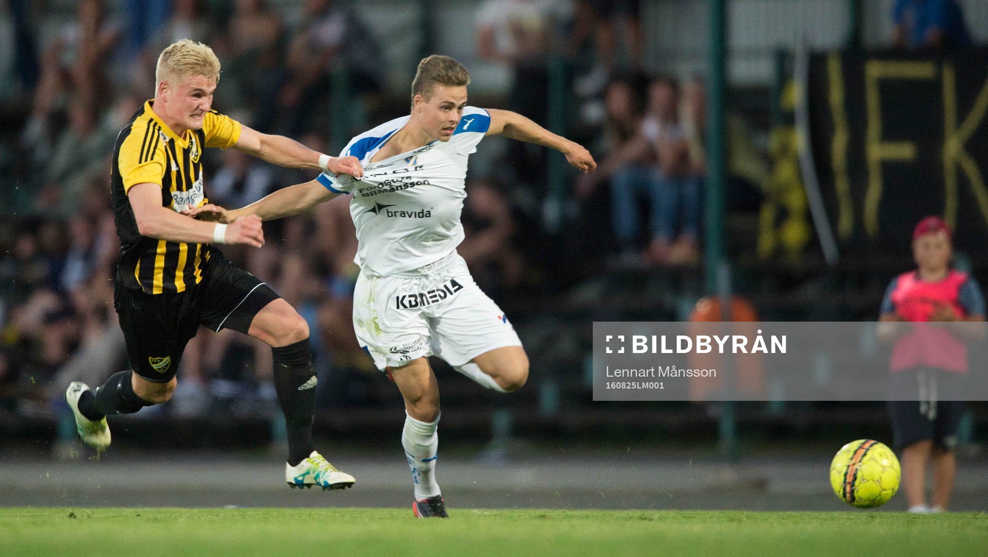 IFK Hässleholms Linus Svensson och Halmstads Gabriel Gudmundsson i matchen i Svenska Cupen mellan IFK Hässleholm och Halmstad i Hässleholm 25 augusti 2016.  