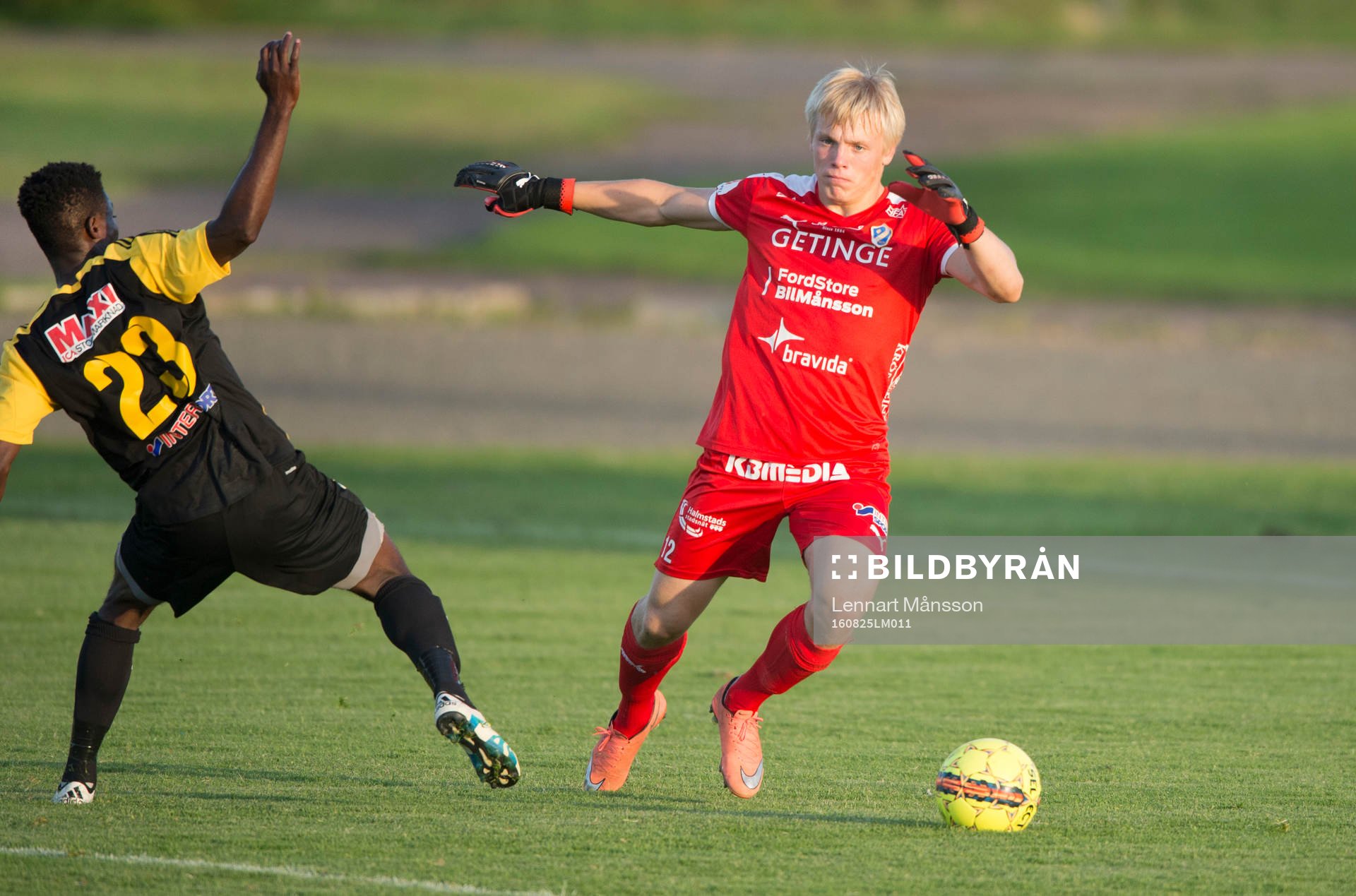 IFK Hässleholms Kojo Annor och Halmstads målvakt Isak