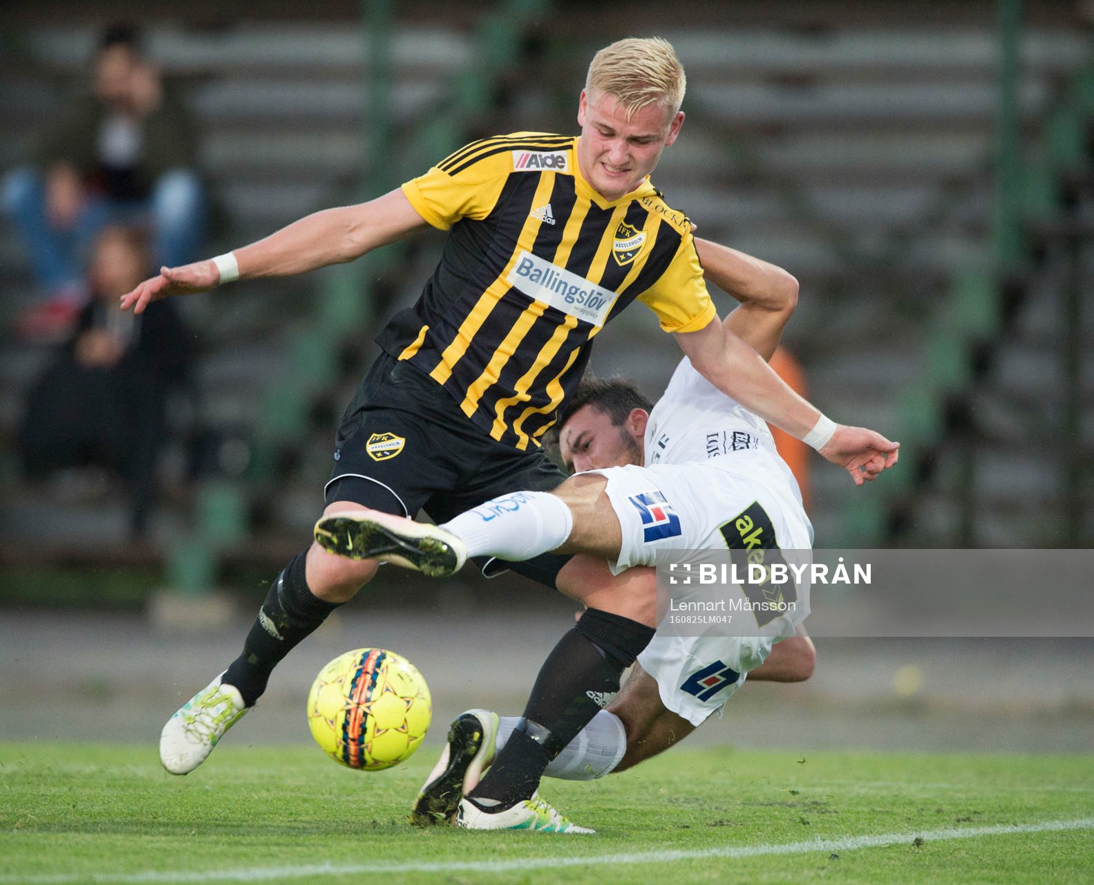 IFK Hässleholms Linus Svensson tar hand om Halmstads Sead
