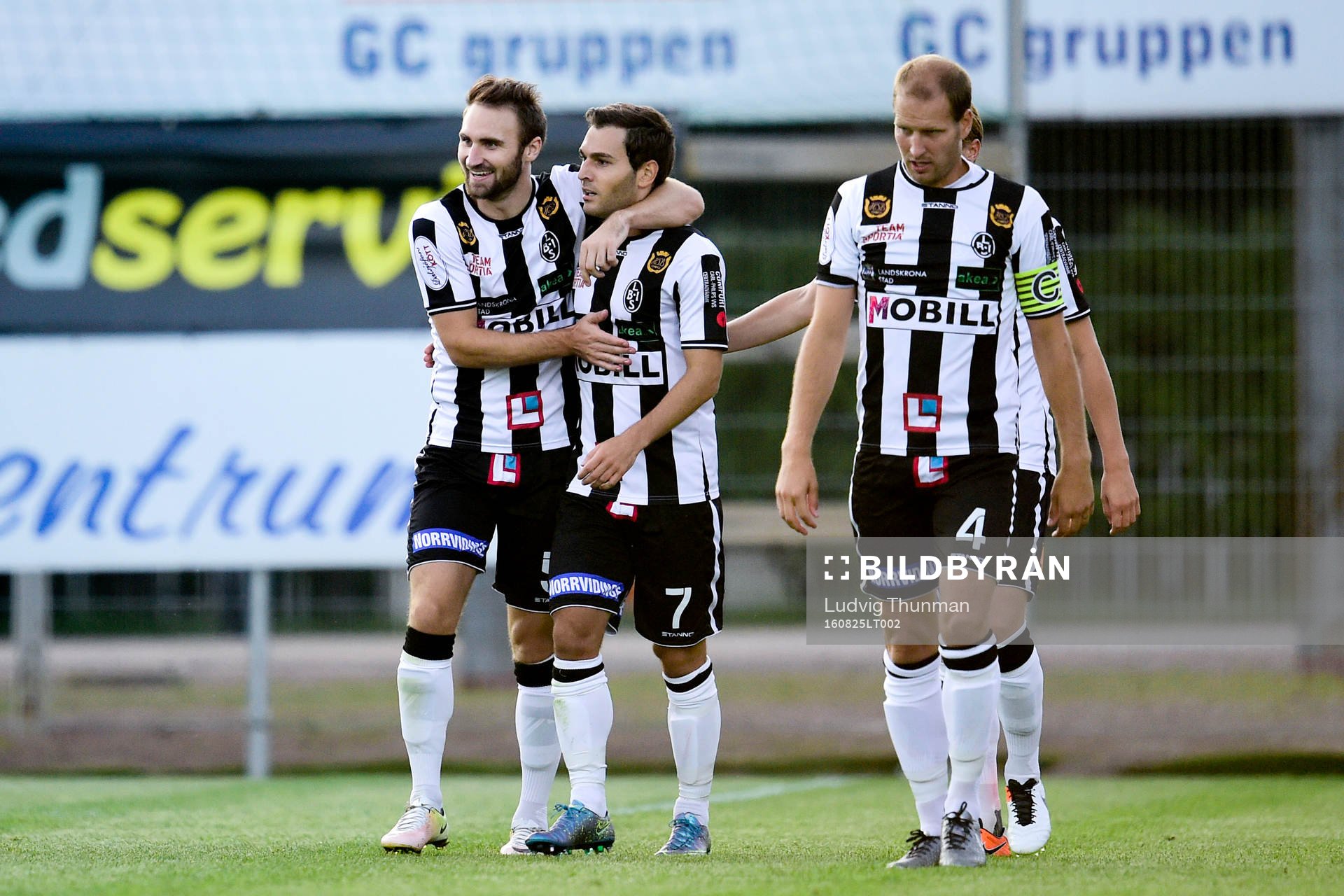 Landskronas Alexander Tkacz jublar med lagkamraterna efter 1-0 under fotbollsmatchen i Svenska Cupen mellan Landskrona och Malmö FF den 25 augusti 2016 i Landskrona.