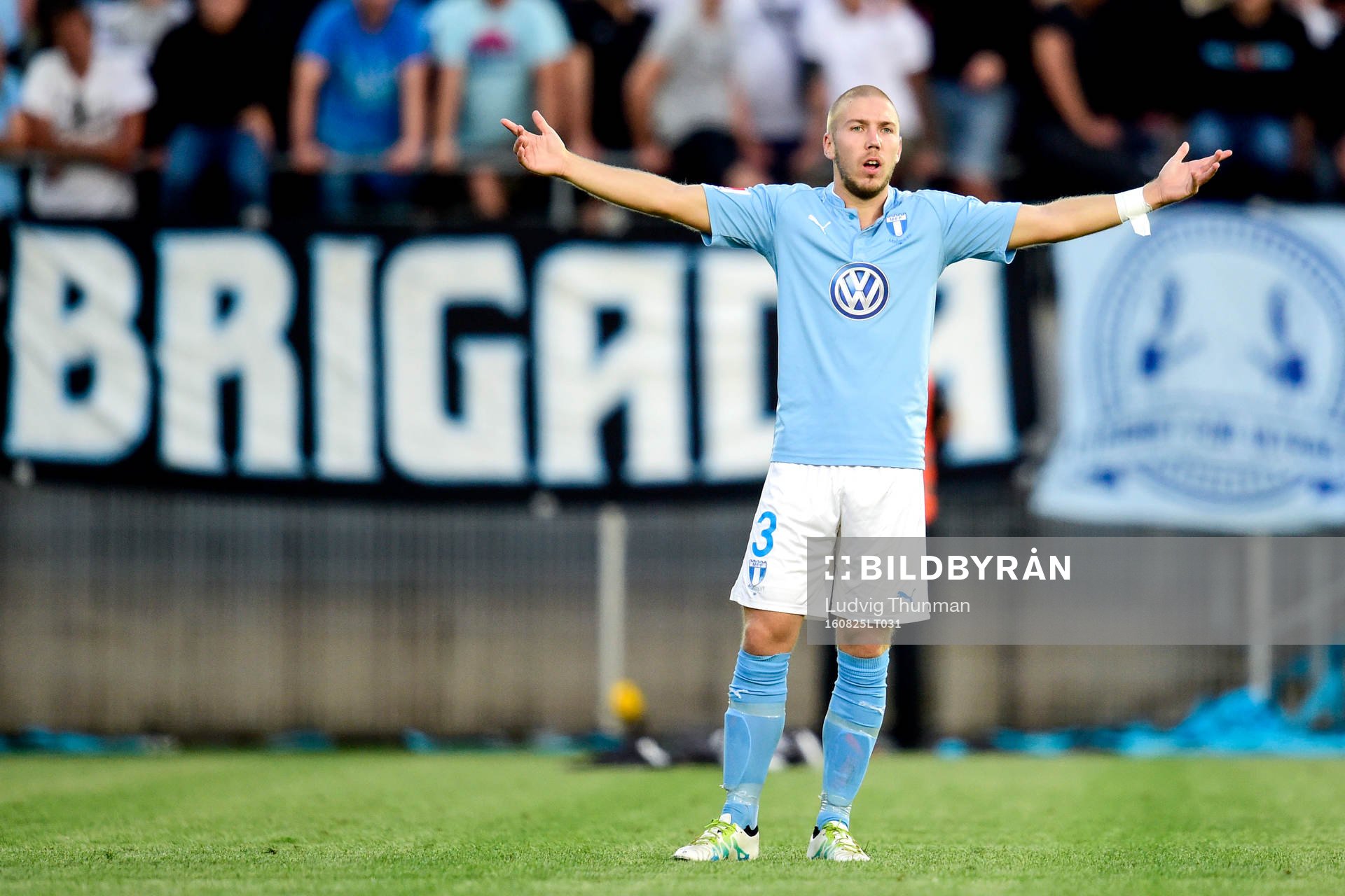 Malmö FFs Anton Tinnerholm slår ut med armarna i