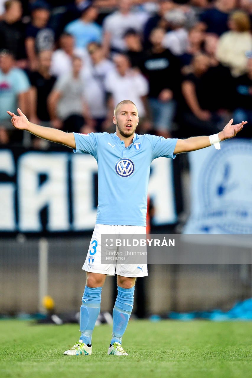 Malmö FFs Anton Tinnerholm slår ut med armarna i