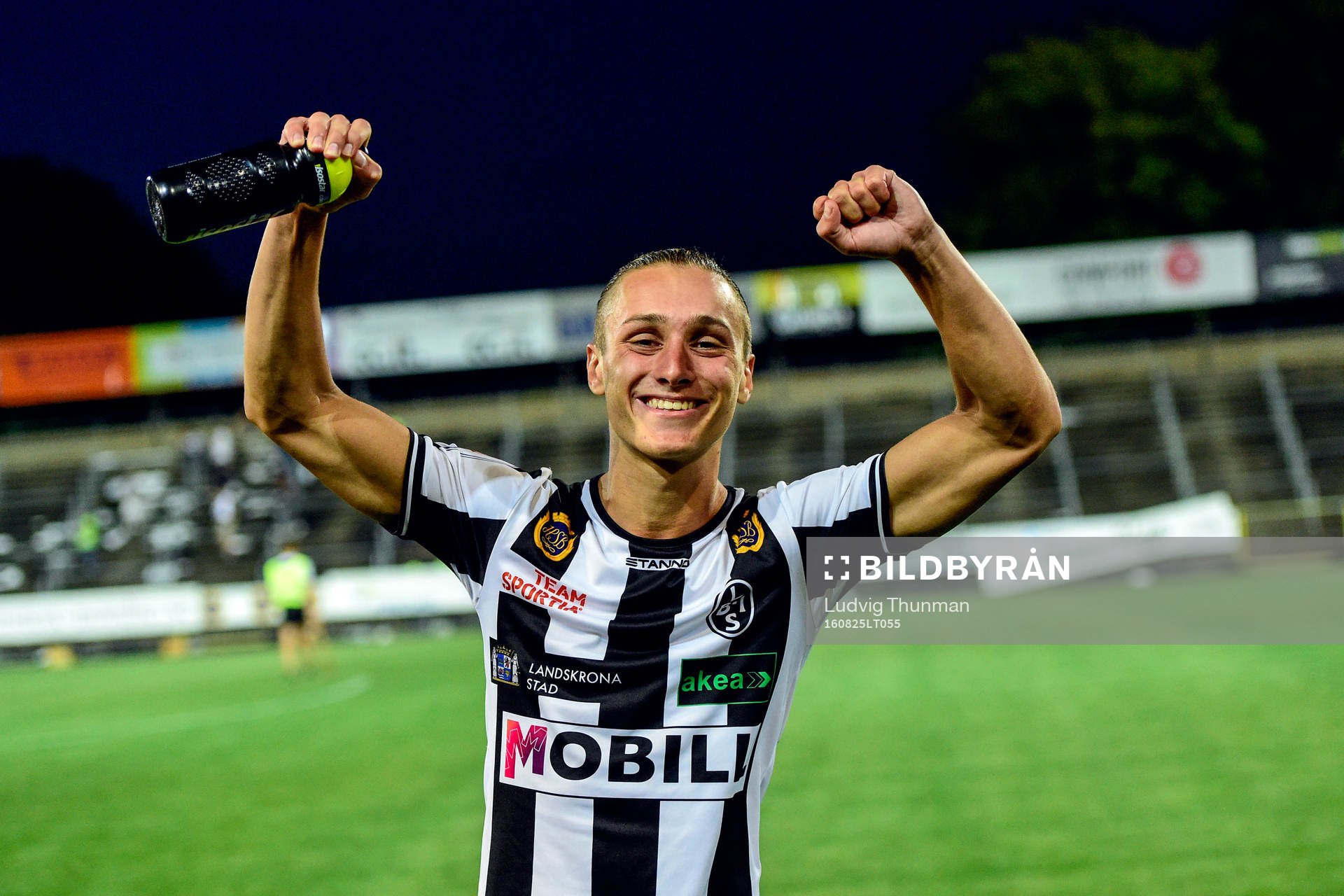 Landskronas Jonathan Levi jublar efter fotbollsmatchen i Svenska Cupen mellan Landskrona och Malmö FF den 25 augusti 2016 i Landskrona.