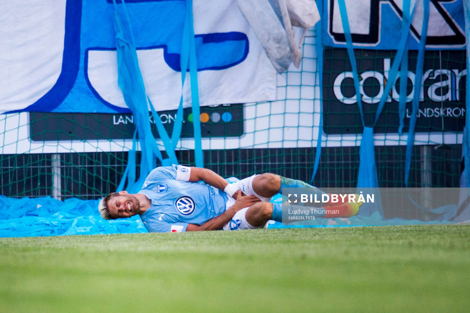 Malmö FFs Rasmus Bengtsson gestikulerar