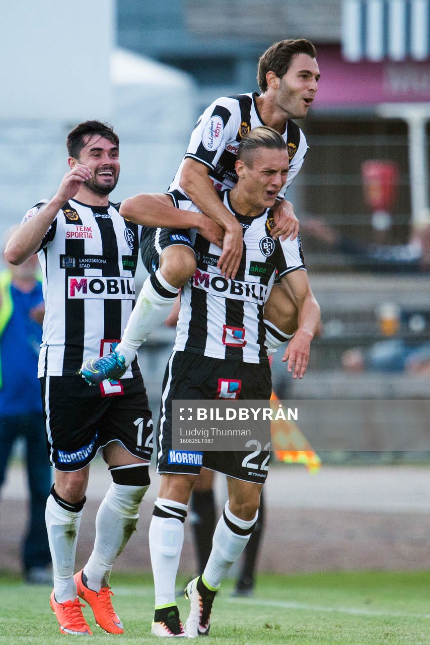 Landskronas Jonathan Levi jublar med Alexander Tkacz och