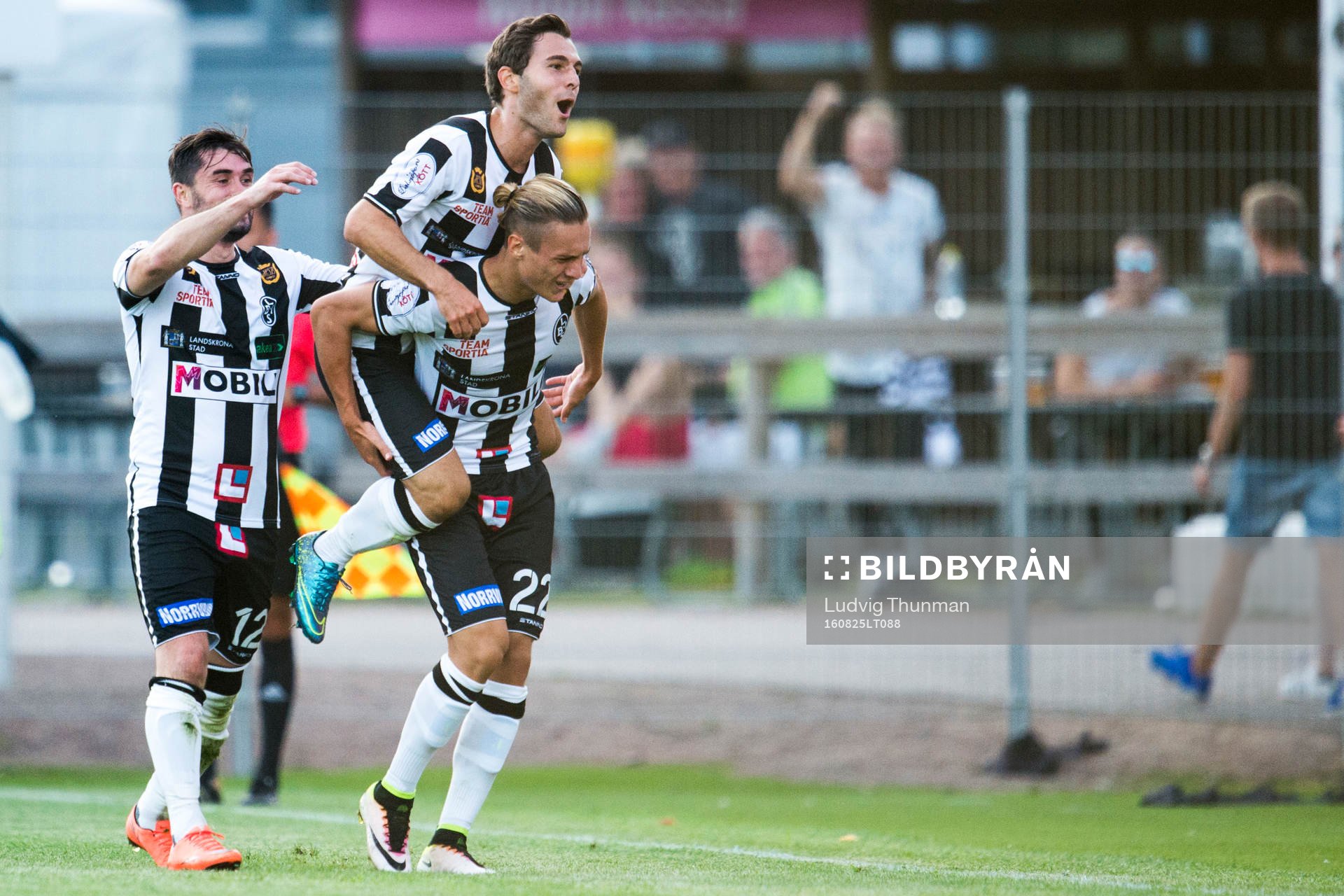 Landskronas Jonathan Levi jublar med Alexander Tkacz och