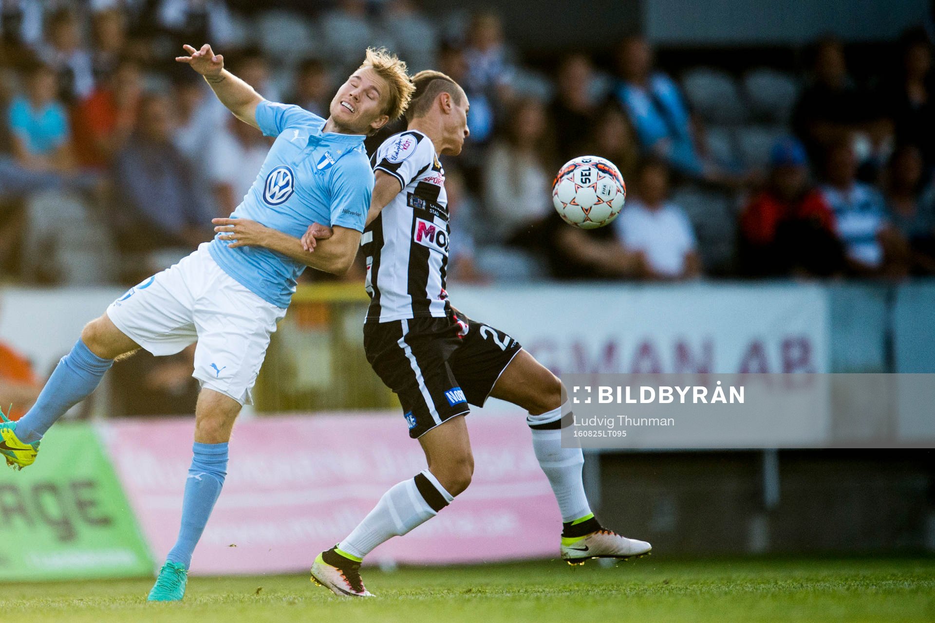 Malmö FFs Oscar Lewicki och Landskronas Jonathan Levi