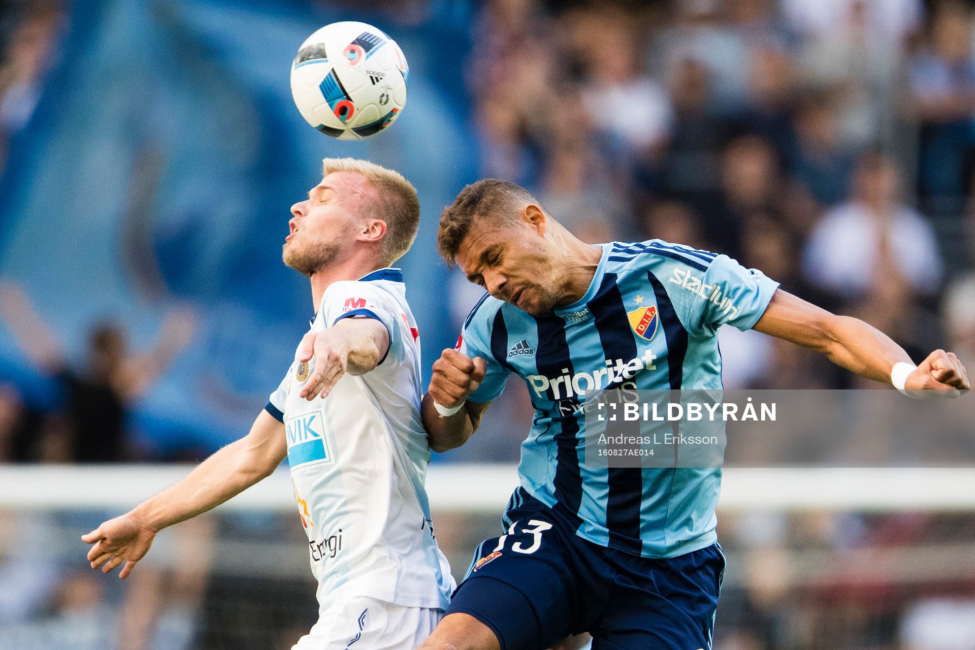 Gefles Robin Nilsson i en nickduell med Djurgårdens Mathias Ranegie under fotbollsmatchen i Allsvenskan mellan Djurgården och Gefle den 27 augusti 2016 i Stockholm.