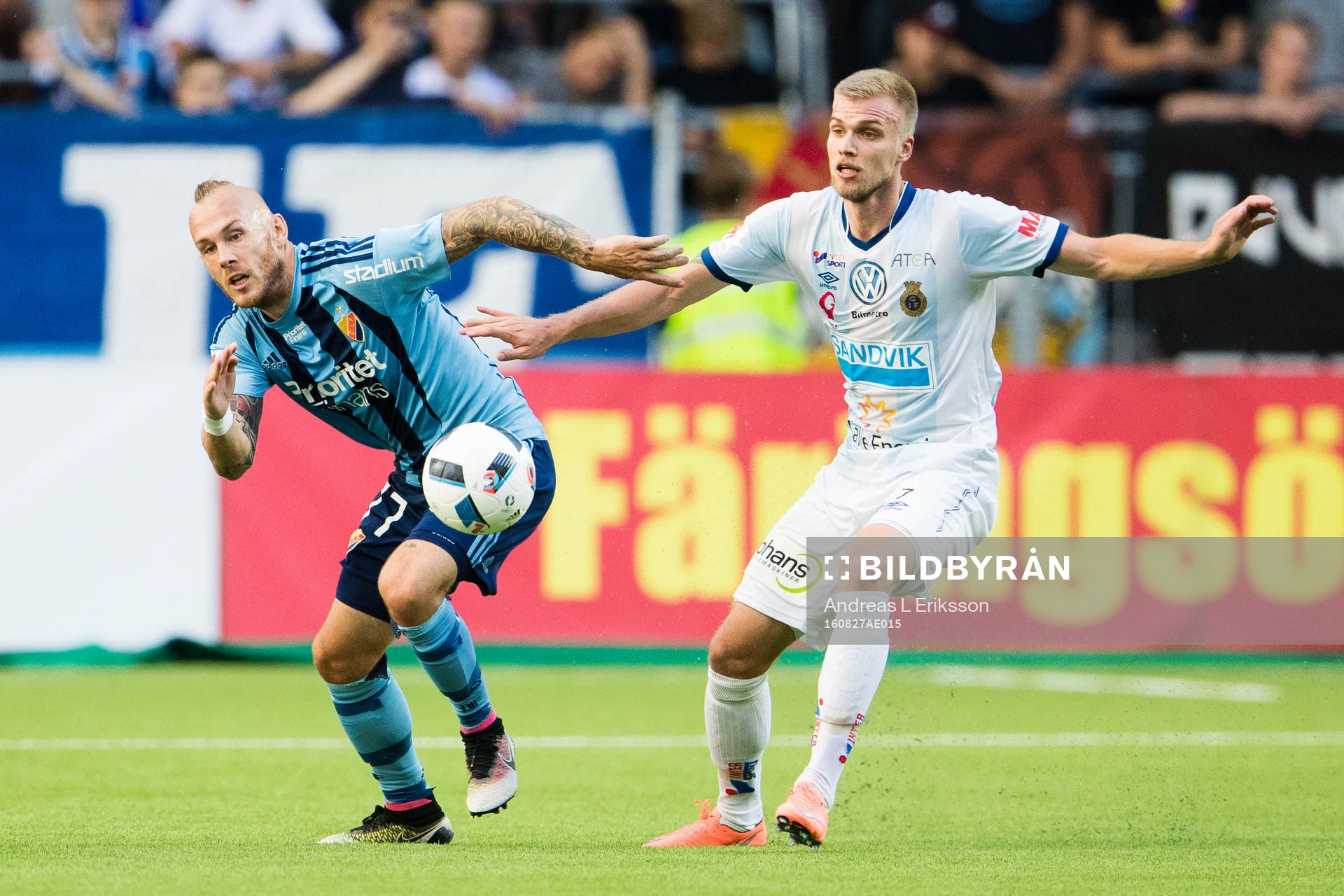 Djurgårdens Magnus Eriksson i kamp om bollen med Gefles