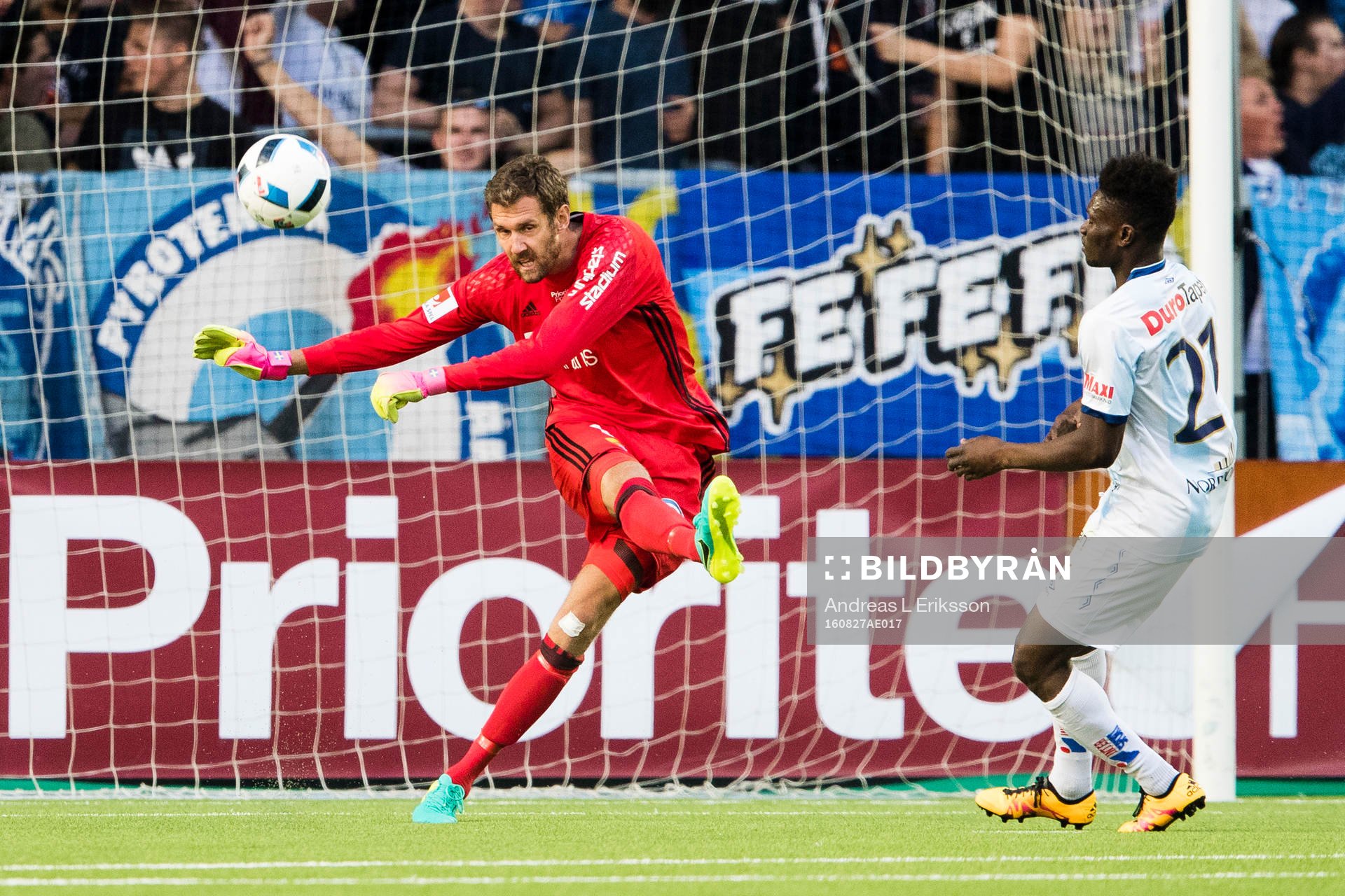 Djurgårdens målvakt Andreas Isaksson med en utspark