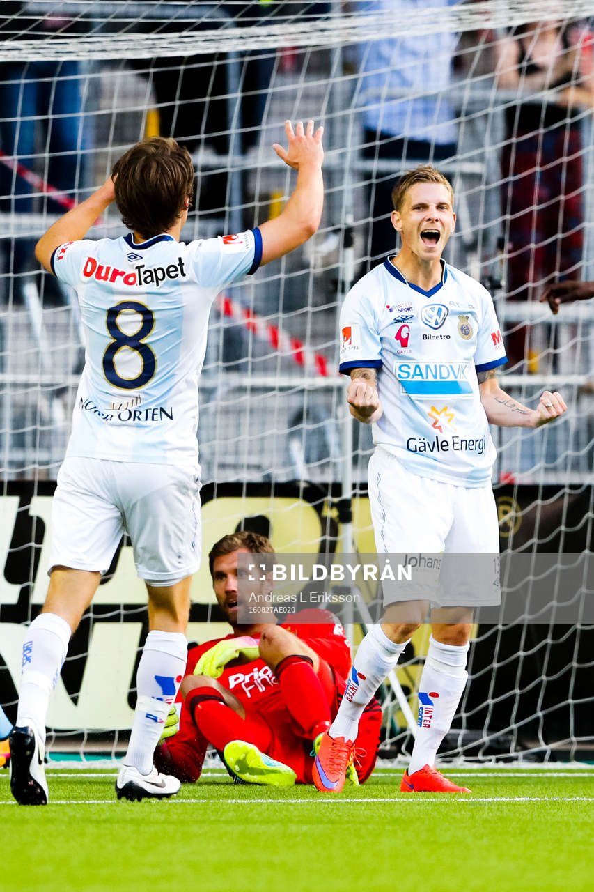 Gefles Johan Bertilsson och Simon Skrabb jublar