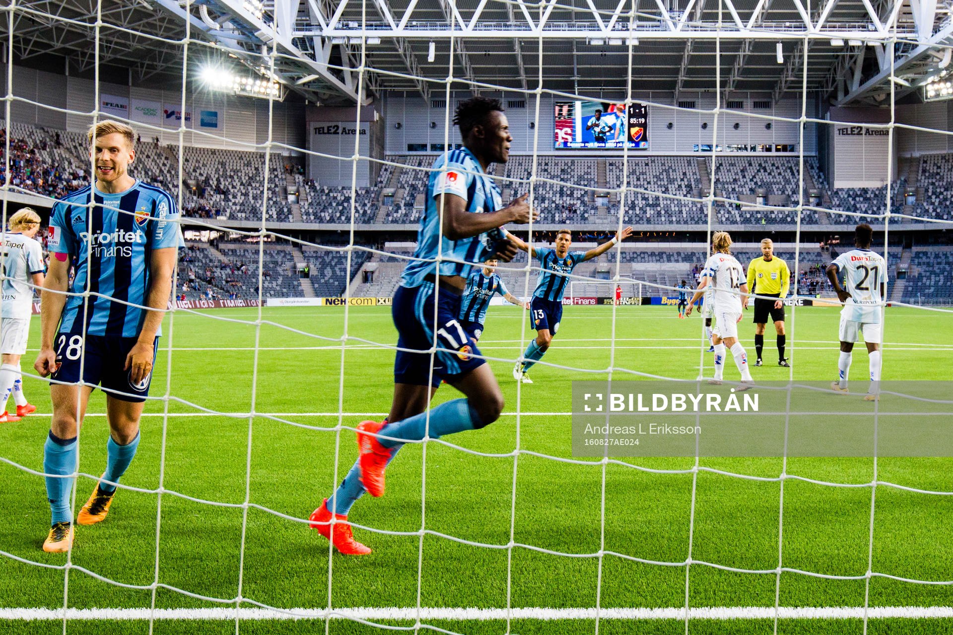Djurgårdens Michael Olunga tillsammans med Niklas Gunnarsson (v) jublar efter att ha gjort 2-1 för Djurgården under fotbollsmatchen i Allsvenskan mellan Djurgården och Gefle den 27 augusti 2016 i Stockholm.