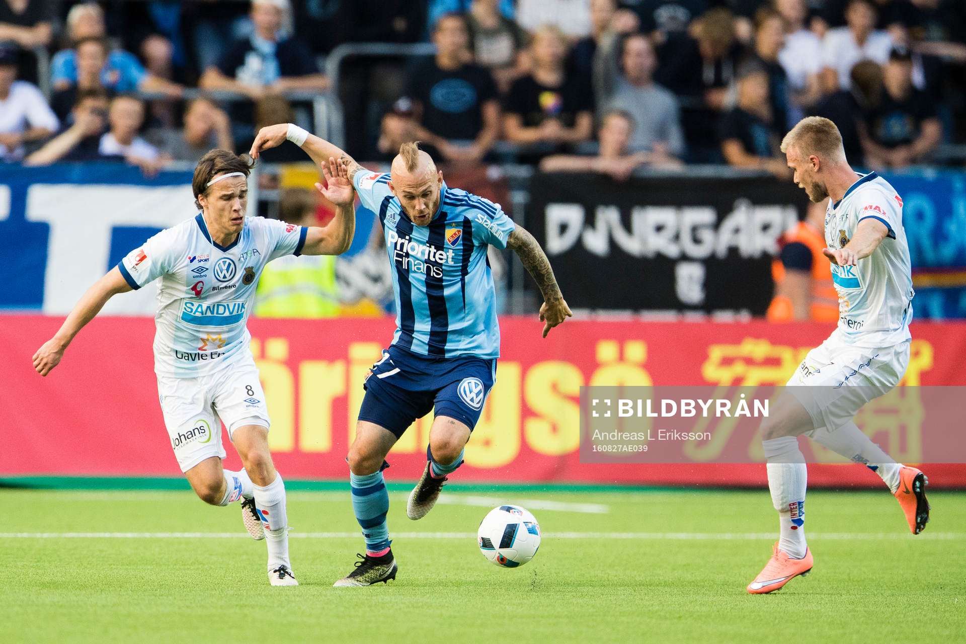 Djurgårdens Magnus Eriksson (m) i kamp om bollen med