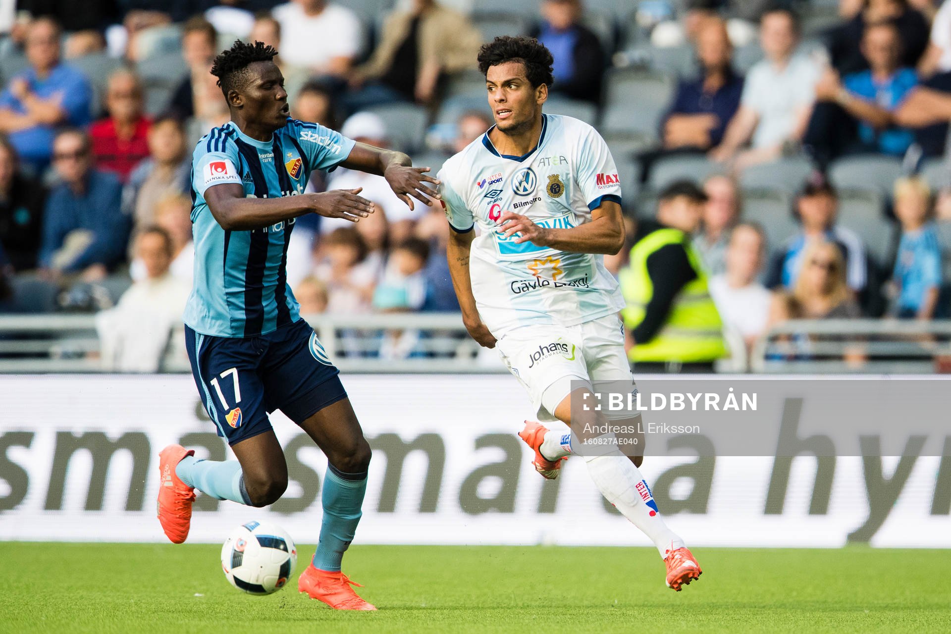 Djurgårdens Michael Olunga i kamp om bollen med Gefles