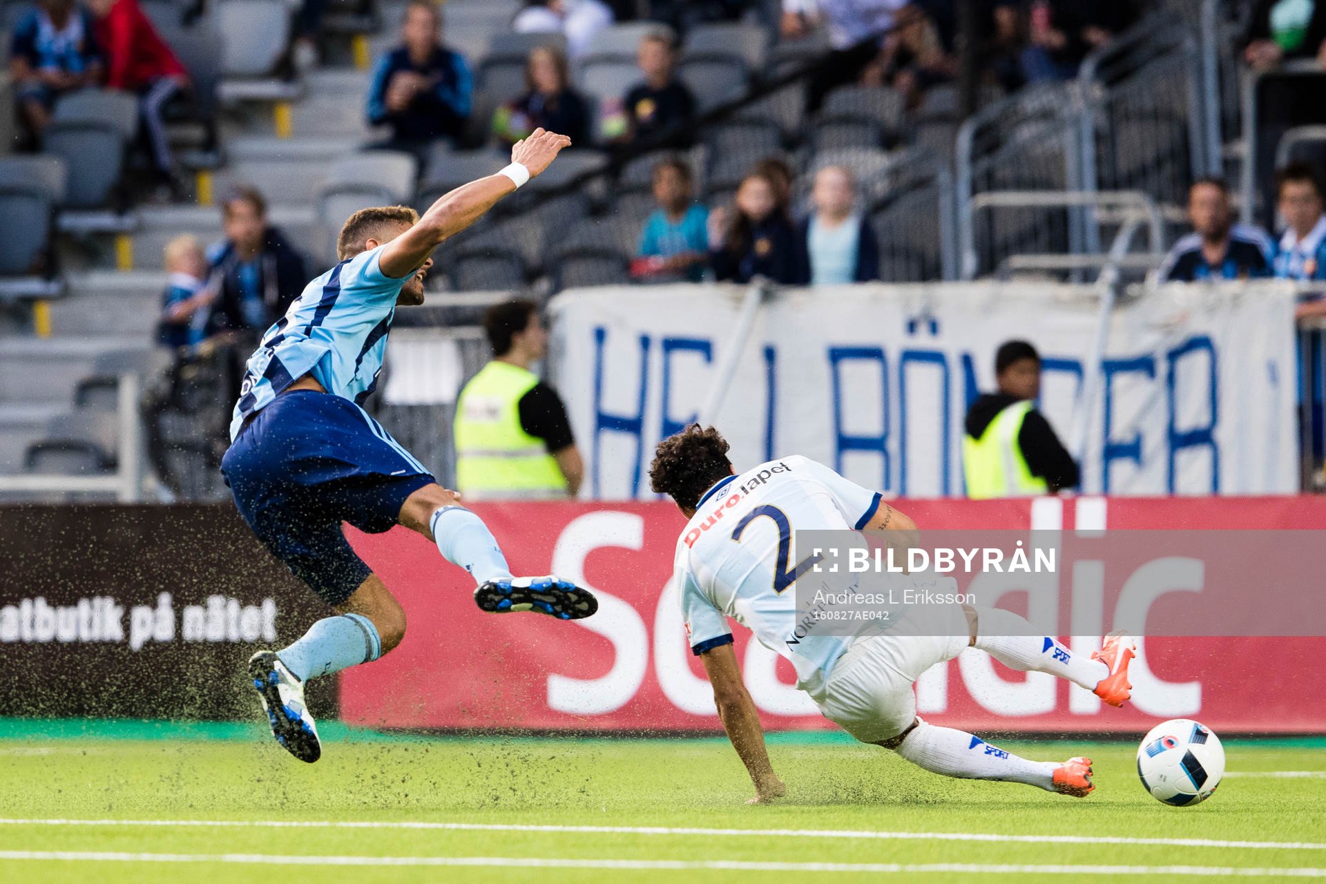 Gefles Joshua Nadeau stoppar Djurgårdens Mathias Ranegie i